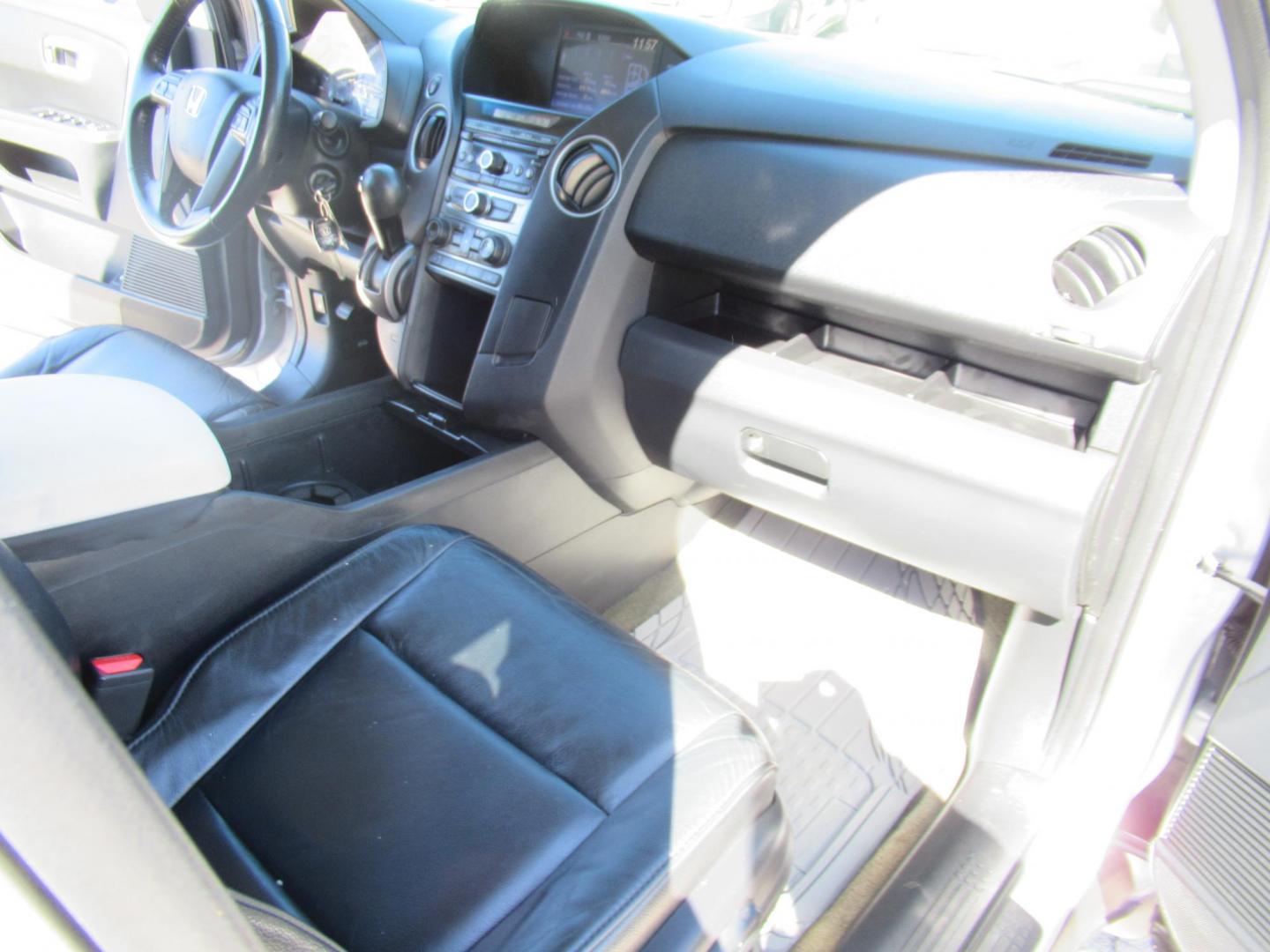 2014 Silver /Black Honda Pilot EX-L 2WD 5-Spd AT (5FNYF3H54EB) with an 3.5L V6 SOHC 24V engine, 5-Speed Automatic transmission, located at 1511 North Shepherd Dr., Houston, TX, 77008, (281) 657-1221, 29.798361, -95.412560 - 2014 HONDA PILOT EX-L VIN: 5FNYF3H54EB024412 5 F N Y F 3 H 5 4 E B 0 2 4 4 1 2 4 DOOR WAGON/SPORT UTILITY 3.5L V6 F SOHC 24V GASOLINE FRONT WHEEL DRIVE - Photo#16