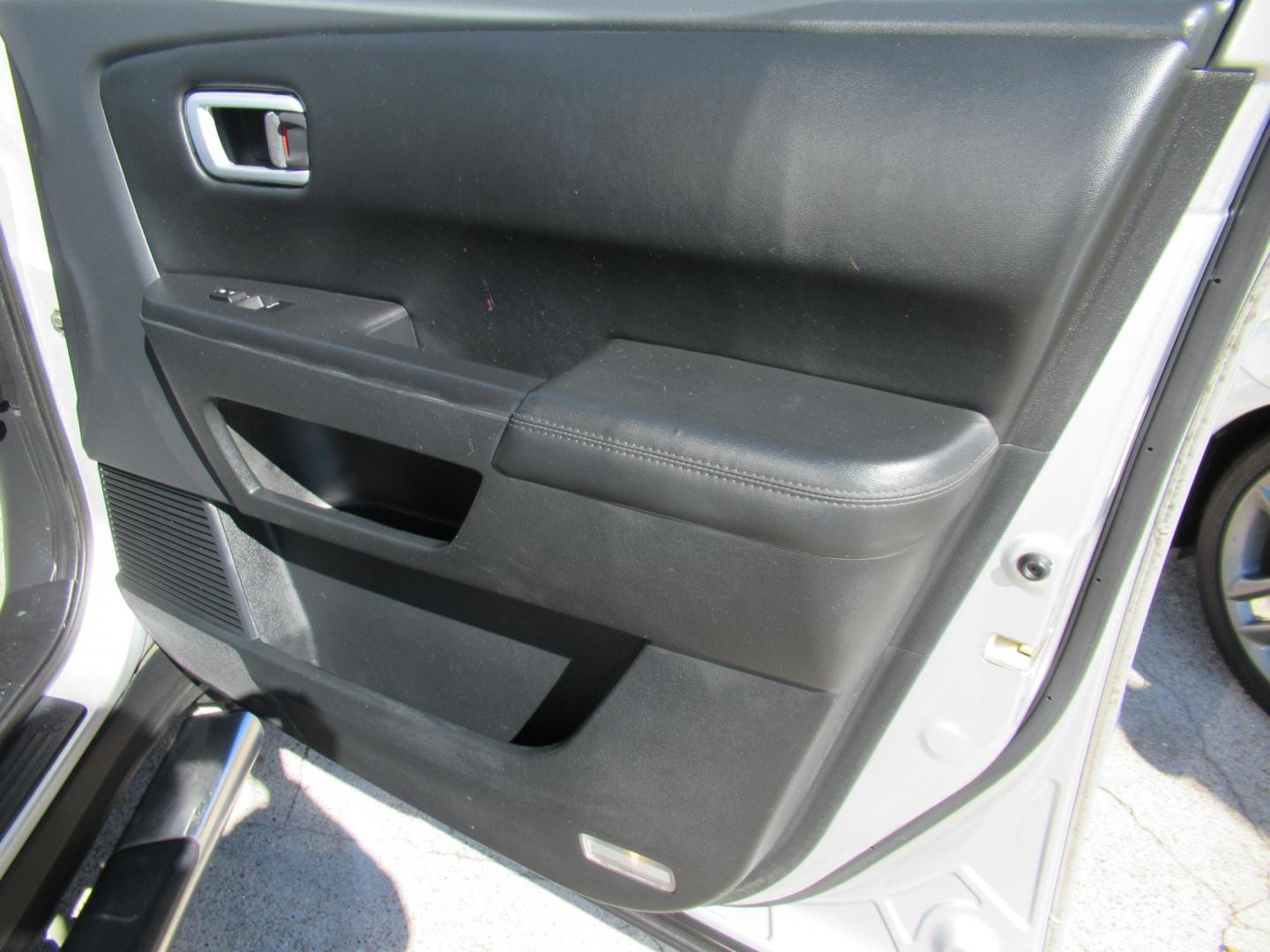 2014 Silver /Black Honda Pilot EX-L 2WD 5-Spd AT (5FNYF3H54EB) with an 3.5L V6 SOHC 24V engine, 5-Speed Automatic transmission, located at 1511 North Shepherd Dr., Houston, TX, 77008, (281) 657-1221, 29.798361, -95.412560 - 2014 HONDA PILOT EX-L VIN: 5FNYF3H54EB024412 5 F N Y F 3 H 5 4 E B 0 2 4 4 1 2 4 DOOR WAGON/SPORT UTILITY 3.5L V6 F SOHC 24V GASOLINE FRONT WHEEL DRIVE - Photo#17