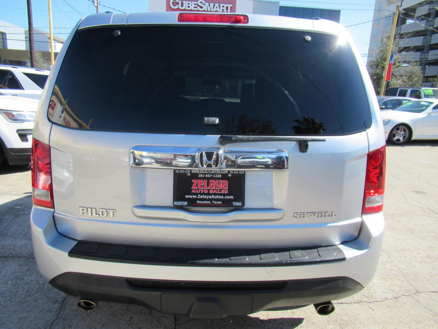 2014 Silver /Black Honda Pilot EX-L 2WD 5-Spd AT (5FNYF3H54EB) with an 3.5L V6 SOHC 24V engine, 5-Speed Automatic transmission, located at 1511 North Shepherd Dr., Houston, TX, 77008, (281) 657-1221, 29.798361, -95.412560 - 2014 HONDA PILOT EX-L VIN: 5FNYF3H54EB024412 5 F N Y F 3 H 5 4 E B 0 2 4 4 1 2 4 DOOR WAGON/SPORT UTILITY 3.5L V6 F SOHC 24V GASOLINE FRONT WHEEL DRIVE - Photo#18