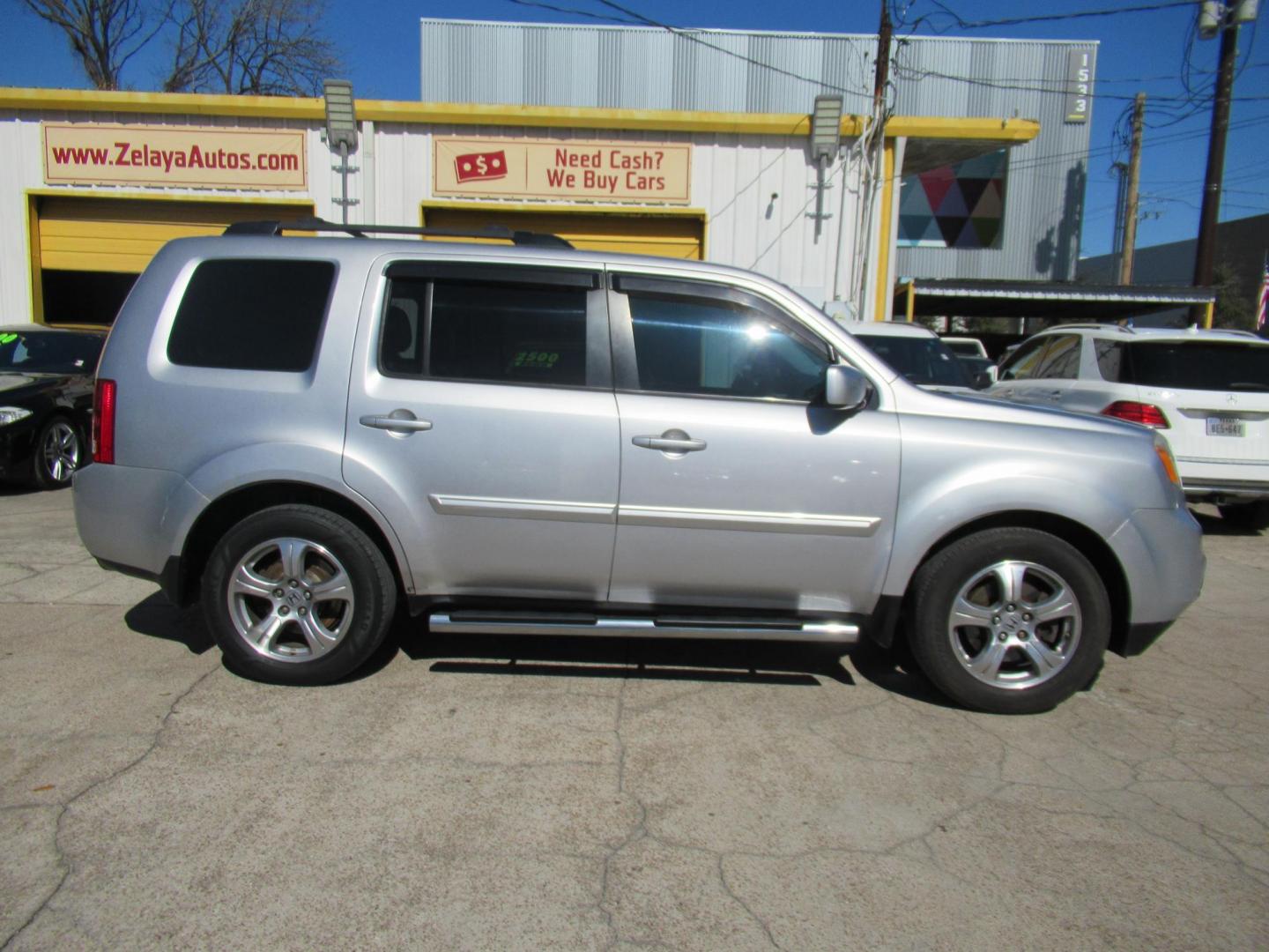 2014 Silver /Black Honda Pilot EX-L 2WD 5-Spd AT (5FNYF3H54EB) with an 3.5L V6 SOHC 24V engine, 5-Speed Automatic transmission, located at 1511 North Shepherd Dr., Houston, TX, 77008, (281) 657-1221, 29.798361, -95.412560 - 2014 HONDA PILOT EX-L VIN: 5FNYF3H54EB024412 5 F N Y F 3 H 5 4 E B 0 2 4 4 1 2 4 DOOR WAGON/SPORT UTILITY 3.5L V6 F SOHC 24V GASOLINE FRONT WHEEL DRIVE - Photo#20