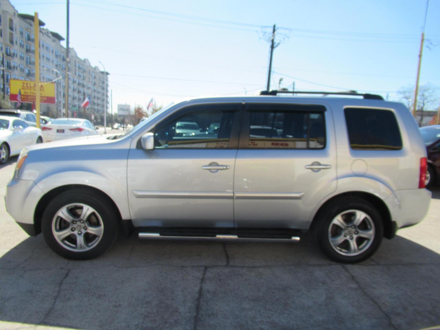 2014 Silver /Black Honda Pilot EX-L 2WD 5-Spd AT (5FNYF3H54EB) with an 3.5L V6 SOHC 24V engine, 5-Speed Automatic transmission, located at 1511 North Shepherd Dr., Houston, TX, 77008, (281) 657-1221, 29.798361, -95.412560 - 2014 HONDA PILOT EX-L VIN: 5FNYF3H54EB024412 5 F N Y F 3 H 5 4 E B 0 2 4 4 1 2 4 DOOR WAGON/SPORT UTILITY 3.5L V6 F SOHC 24V GASOLINE FRONT WHEEL DRIVE - Photo#25