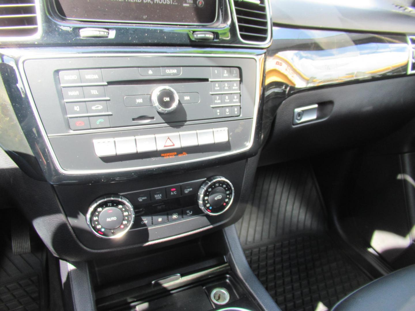 2017 Black /Black Mercedes-Benz GLE-Class GLE350 (4JGDA5JB5HA) with an 3.5L V6 DOHC 24V engine, 7A transmission, located at 1511 North Shepherd Dr., Houston, TX, 77008, (281) 657-1221, 29.798361, -95.412560 - Photo#3