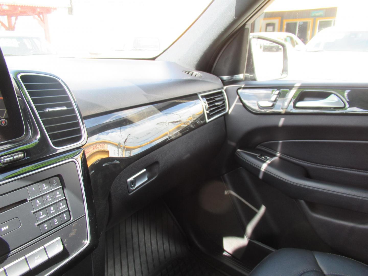 2017 Black /Black Mercedes-Benz GLE-Class GLE350 (4JGDA5JB5HA) with an 3.5L V6 DOHC 24V engine, 7A transmission, located at 1511 North Shepherd Dr., Houston, TX, 77008, (281) 657-1221, 29.798361, -95.412560 - Photo#4