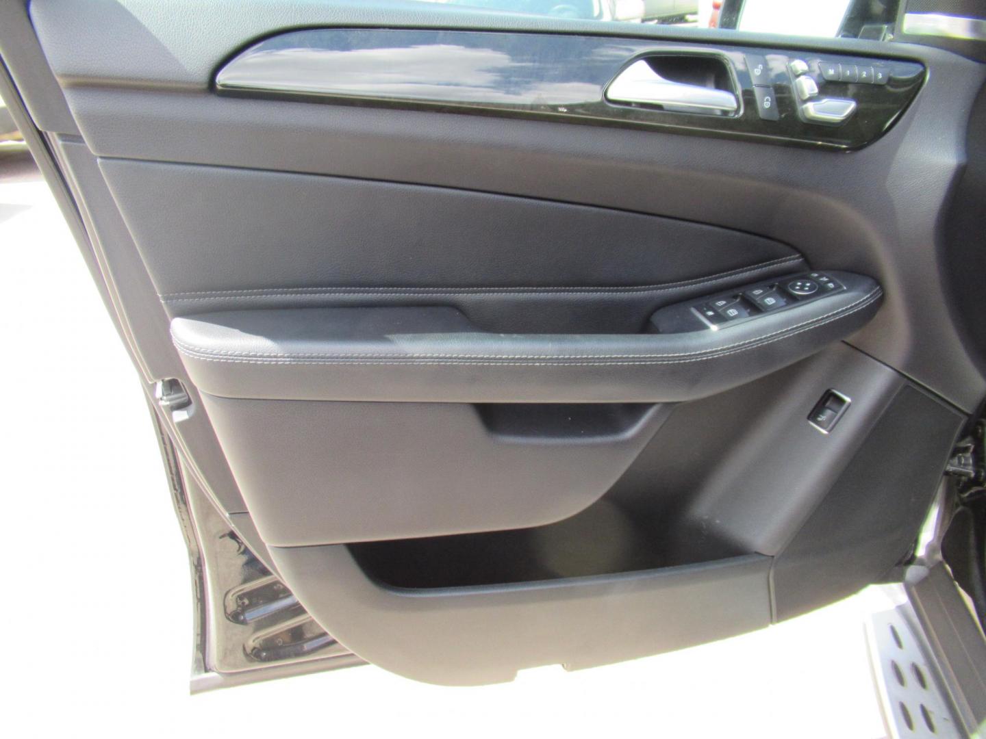 2017 Black /Black Mercedes-Benz GLE-Class GLE350 (4JGDA5JB5HA) with an 3.5L V6 DOHC 24V engine, 7A transmission, located at 1511 North Shepherd Dr., Houston, TX, 77008, (281) 657-1221, 29.798361, -95.412560 - Photo#6