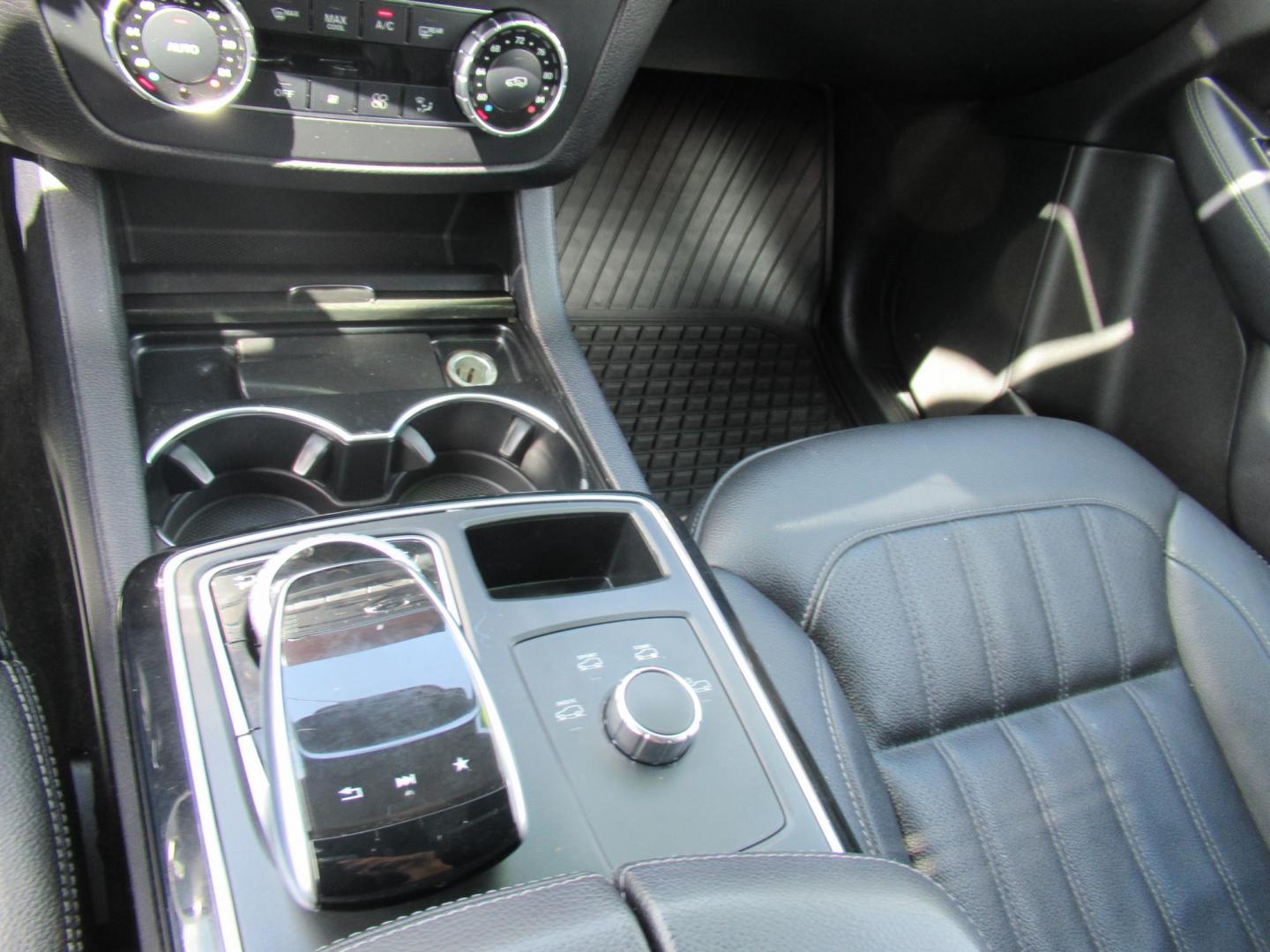 2017 Black /Black Mercedes-Benz GLE-Class GLE350 (4JGDA5JB5HA) with an 3.5L V6 DOHC 24V engine, 7A transmission, located at 1511 North Shepherd Dr., Houston, TX, 77008, (281) 657-1221, 29.798361, -95.412560 - Photo#5