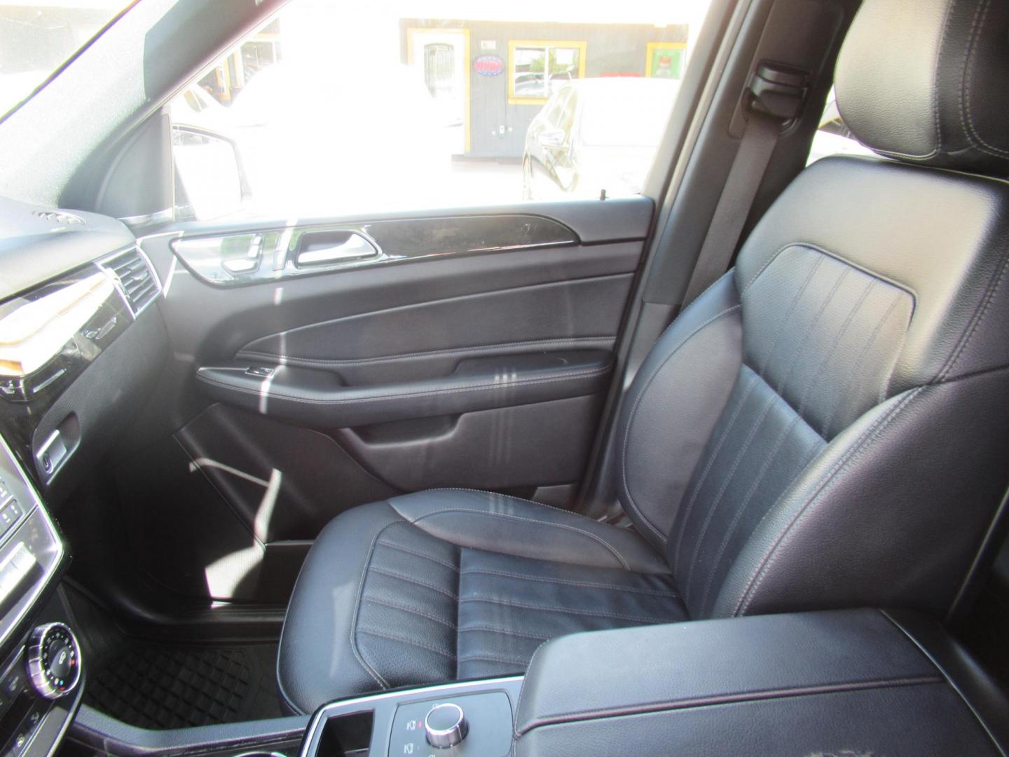 2017 Black /Black Mercedes-Benz GLE-Class GLE350 (4JGDA5JB5HA) with an 3.5L V6 DOHC 24V engine, 7A transmission, located at 1511 North Shepherd Dr., Houston, TX, 77008, (281) 657-1221, 29.798361, -95.412560 - Photo#8