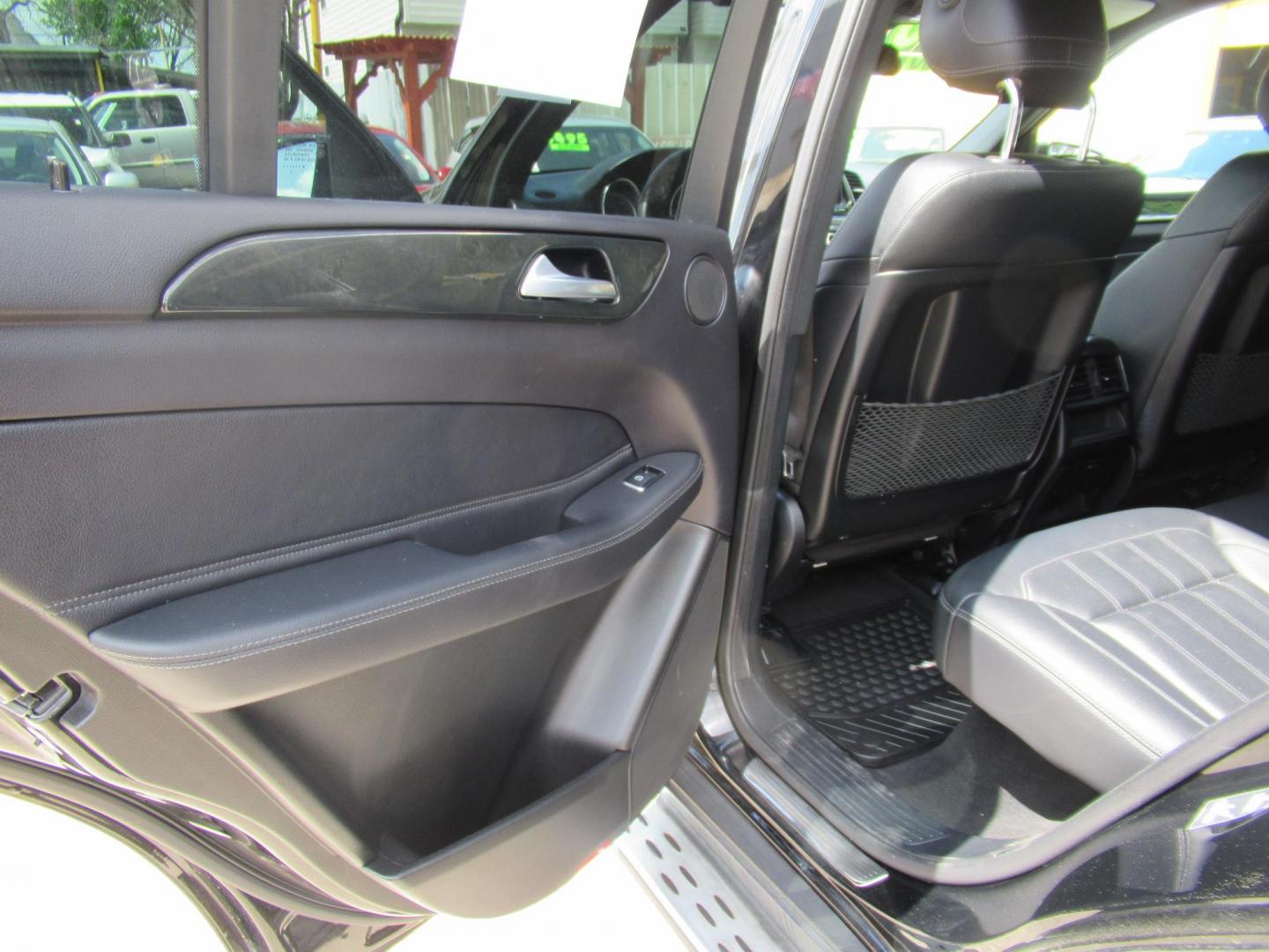 2017 Black /Black Mercedes-Benz GLE-Class GLE350 (4JGDA5JB5HA) with an 3.5L V6 DOHC 24V engine, 7A transmission, located at 1511 North Shepherd Dr., Houston, TX, 77008, (281) 657-1221, 29.798361, -95.412560 - Photo#10