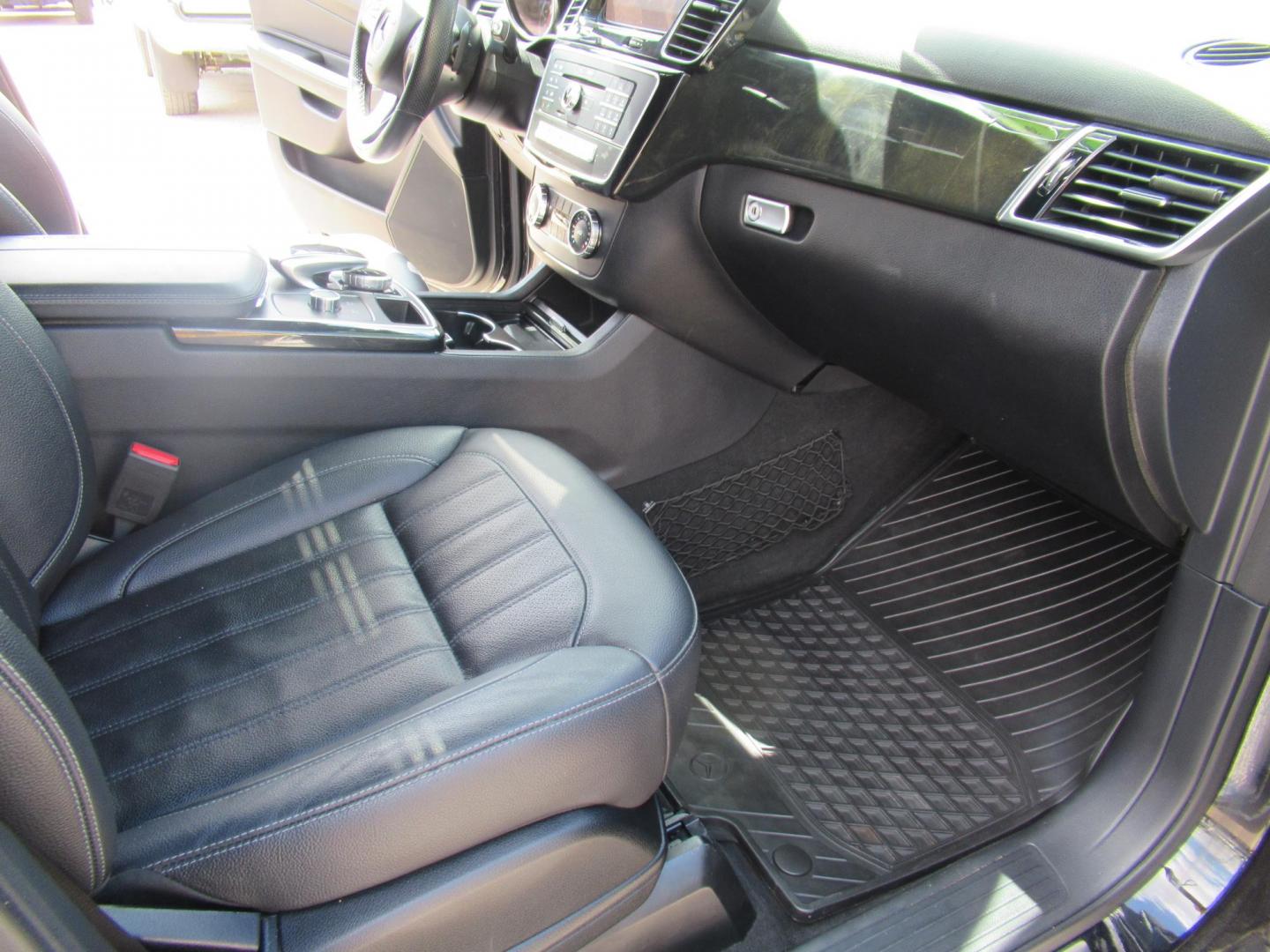 2017 Black /Black Mercedes-Benz GLE-Class GLE350 (4JGDA5JB5HA) with an 3.5L V6 DOHC 24V engine, 7A transmission, located at 1511 North Shepherd Dr., Houston, TX, 77008, (281) 657-1221, 29.798361, -95.412560 - Photo#14