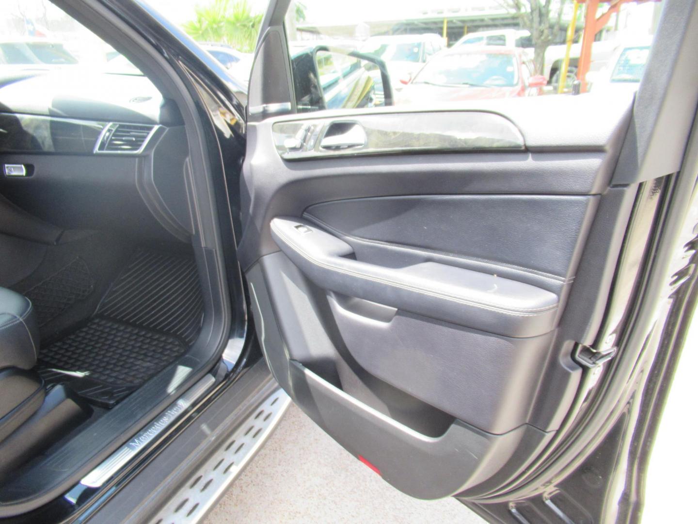 2017 Black /Black Mercedes-Benz GLE-Class GLE350 (4JGDA5JB5HA) with an 3.5L V6 DOHC 24V engine, 7A transmission, located at 1511 North Shepherd Dr., Houston, TX, 77008, (281) 657-1221, 29.798361, -95.412560 - Photo#16