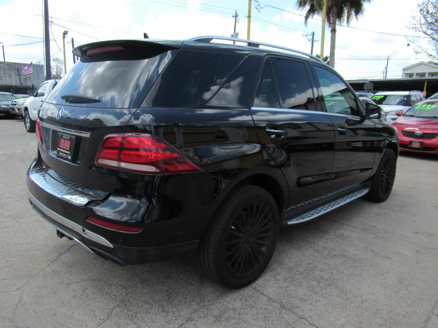 2017 Black /Black Mercedes-Benz GLE-Class GLE350 (4JGDA5JB5HA) with an 3.5L V6 DOHC 24V engine, 7A transmission, located at 1511 North Shepherd Dr., Houston, TX, 77008, (281) 657-1221, 29.798361, -95.412560 - Photo#20