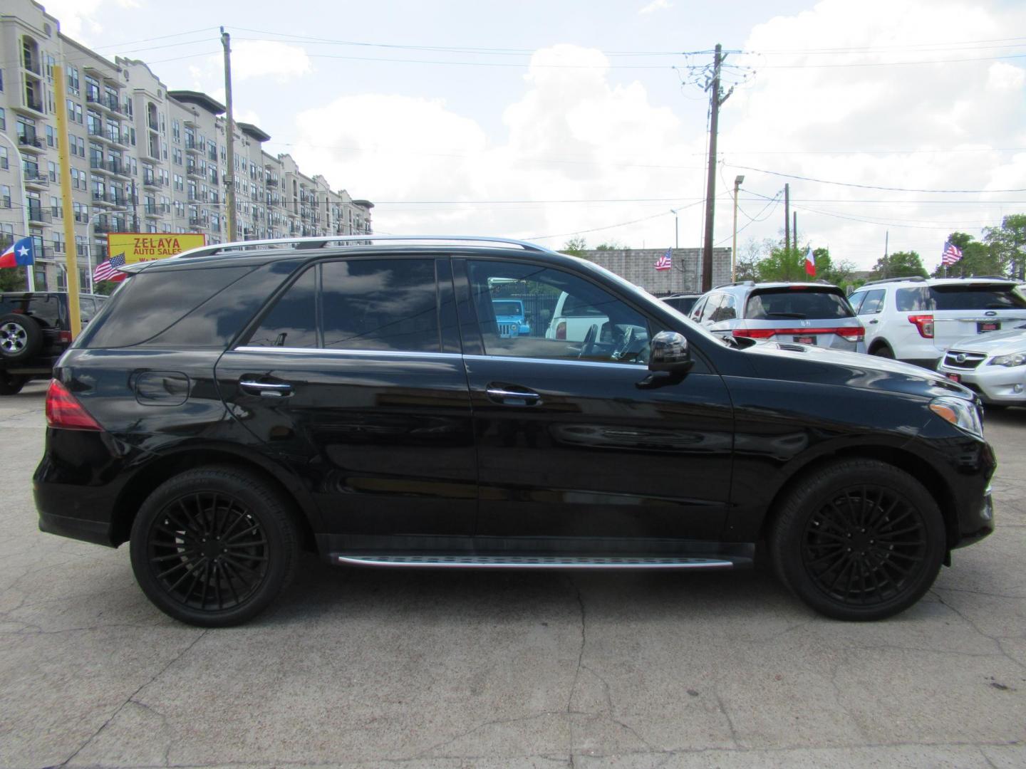 2017 Black /Black Mercedes-Benz GLE-Class GLE350 (4JGDA5JB5HA) with an 3.5L V6 DOHC 24V engine, 7A transmission, located at 1511 North Shepherd Dr., Houston, TX, 77008, (281) 657-1221, 29.798361, -95.412560 - Photo#21