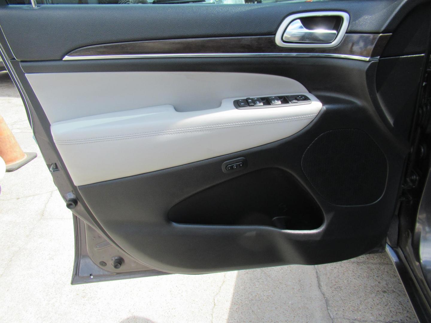 2018 Gray /Gray Jeep Grand Cherokee Limited 2WD (1C4RJEBG0JC) with an 3.6L V6 DOHC 24V engine, 8A transmission, located at 1511 North Shepherd Dr., Houston, TX, 77008, (281) 657-1221, 29.798361, -95.412560 - 2018 Jeep Grand Cherokee Sterling Edition 130,262 mi VIN: 1C4RJEBG0JC253671 Vehicle Details 4 Door Wagon/Sport Utility 3.6L V6 F DOHC 24V Gasoline Rear wheel drive - Photo#6