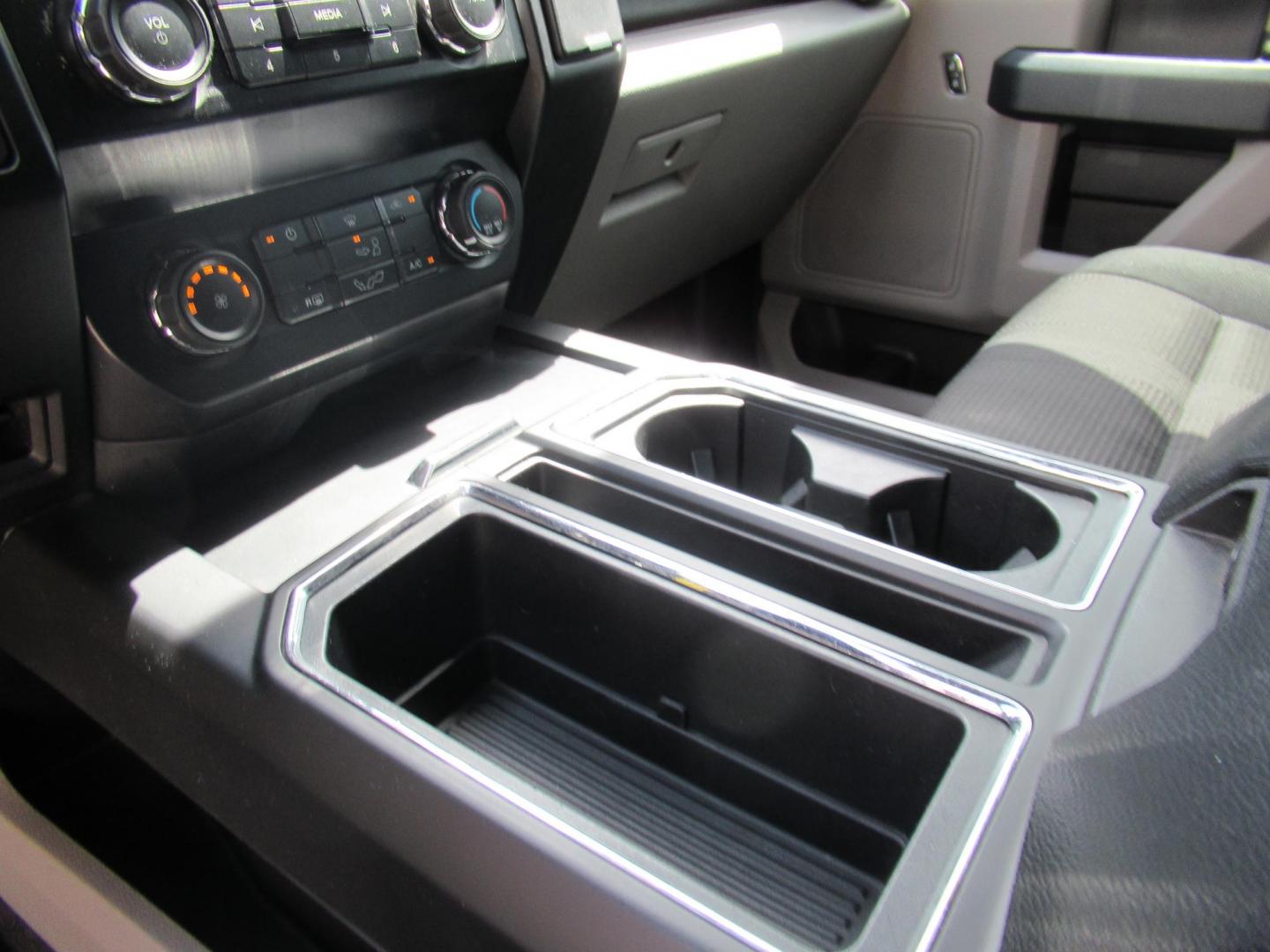 2020 Black /Black Ford F-150 King-Ranch SuperCrew 5.5-ft. 2WD (1FTEW1CP4LK) with an 2.7L V6 DOHC 24V engine, 6A transmission, located at 1511 North Shepherd Dr., Houston, TX, 77008, (281) 657-1221, 29.798361, -95.412560 - 155,141 mi VIN: 1FTEW1CP4LKD56074 Vehicle Details Crew Pickup 2.7L V6 F DOHC 24V Gasoline Rear wheel drive - Photo#5