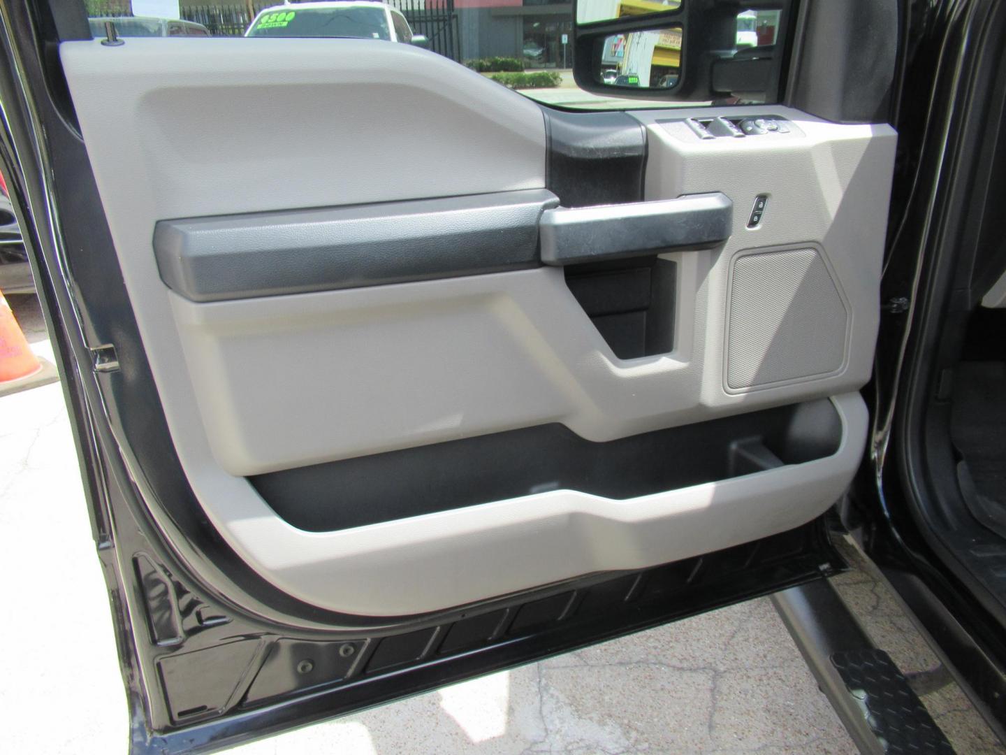 2020 Black /Black Ford F-150 King-Ranch SuperCrew 5.5-ft. 2WD (1FTEW1CP4LK) with an 2.7L V6 DOHC 24V engine, 6A transmission, located at 1511 North Shepherd Dr., Houston, TX, 77008, (281) 657-1221, 29.798361, -95.412560 - 155,141 mi VIN: 1FTEW1CP4LKD56074 Vehicle Details Crew Pickup 2.7L V6 F DOHC 24V Gasoline Rear wheel drive - Photo#8