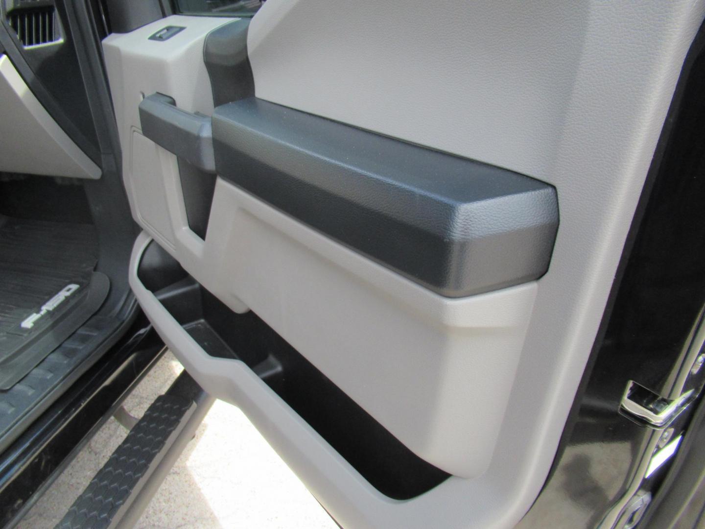 2020 Black /Black Ford F-150 King-Ranch SuperCrew 5.5-ft. 2WD (1FTEW1CP4LK) with an 2.7L V6 DOHC 24V engine, 6A transmission, located at 1511 North Shepherd Dr., Houston, TX, 77008, (281) 657-1221, 29.798361, -95.412560 - 155,141 mi VIN: 1FTEW1CP4LKD56074 Vehicle Details Crew Pickup 2.7L V6 F DOHC 24V Gasoline Rear wheel drive - Photo#14