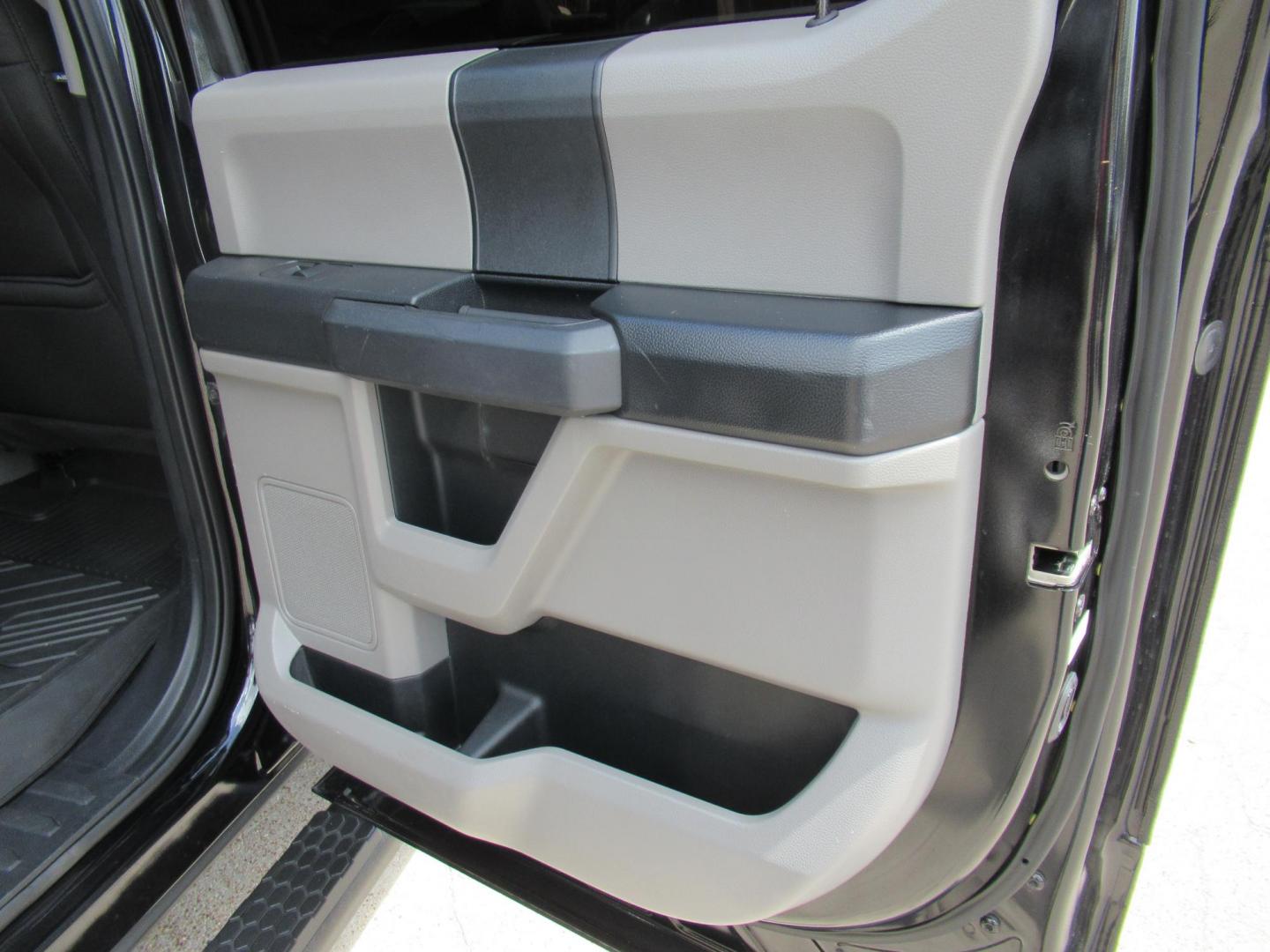 2020 Black /Black Ford F-150 King-Ranch SuperCrew 5.5-ft. 2WD (1FTEW1CP4LK) with an 2.7L V6 DOHC 24V engine, 6A transmission, located at 1511 North Shepherd Dr., Houston, TX, 77008, (281) 657-1221, 29.798361, -95.412560 - 155,141 mi VIN: 1FTEW1CP4LKD56074 Vehicle Details Crew Pickup 2.7L V6 F DOHC 24V Gasoline Rear wheel drive - Photo#13