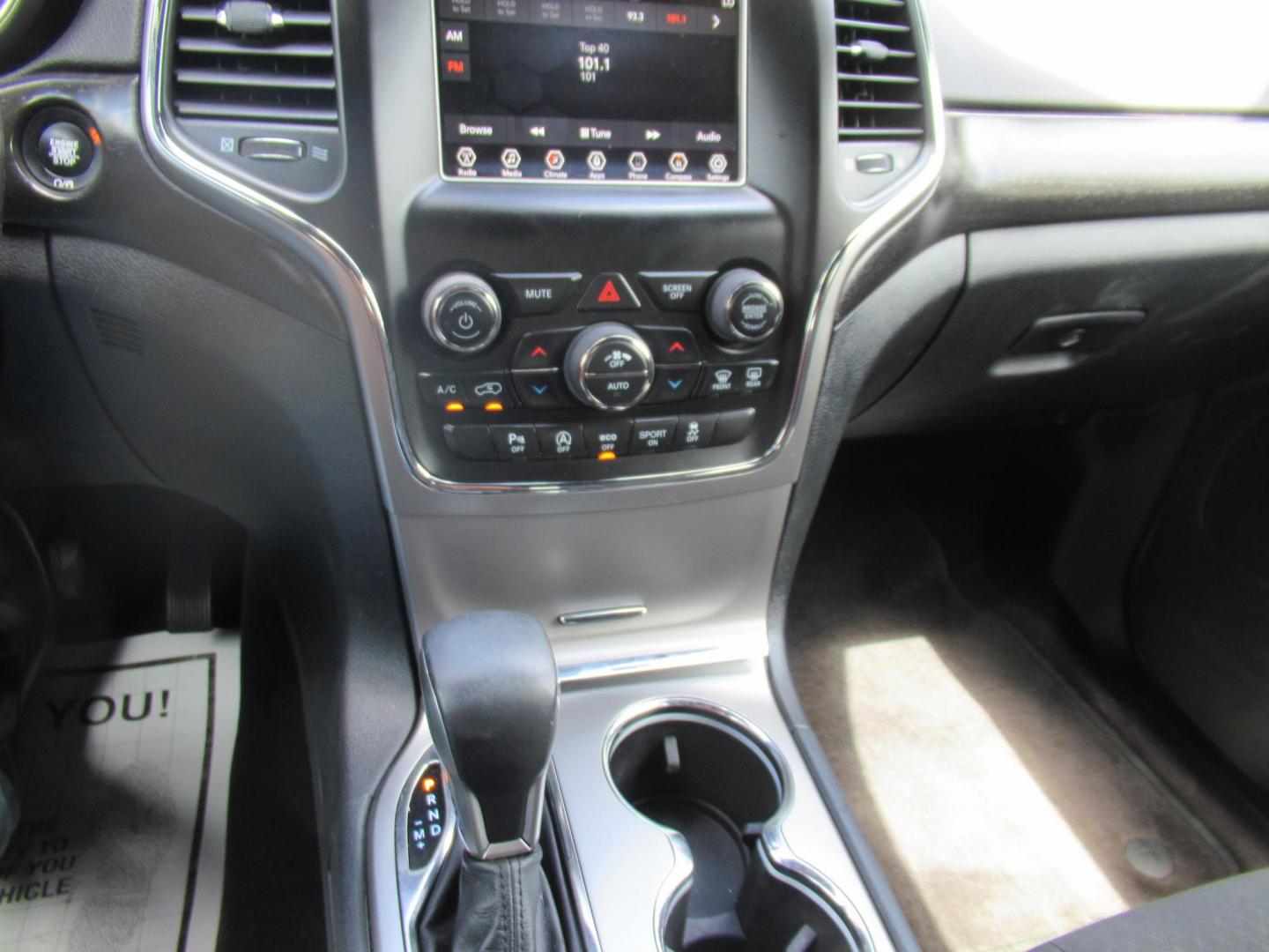 2018 White /Black Jeep Grand Cherokee Laredo 4WD (1C4RJFAG4JC) with an 3.6L V6 DOHC 24V engine, 8A transmission, located at 1511 North Shepherd Dr., Houston, TX, 77008, (281) 657-1221, 29.798361, -95.412560 - 2018 Jeep Grand Cherokee Laredo 136,281 mi VIN: 1C4RJFAG4JC179579 Vehicle Details - Photo#3