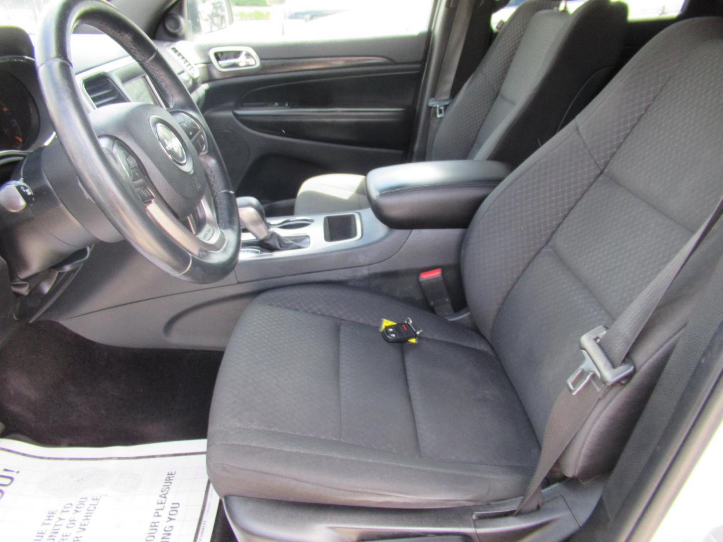 2018 White /Black Jeep Grand Cherokee Laredo 4WD (1C4RJFAG4JC) with an 3.6L V6 DOHC 24V engine, 8A transmission, located at 1511 North Shepherd Dr., Houston, TX, 77008, (281) 657-1221, 29.798361, -95.412560 - 2018 Jeep Grand Cherokee Laredo 136,281 mi VIN: 1C4RJFAG4JC179579 Vehicle Details - Photo#4