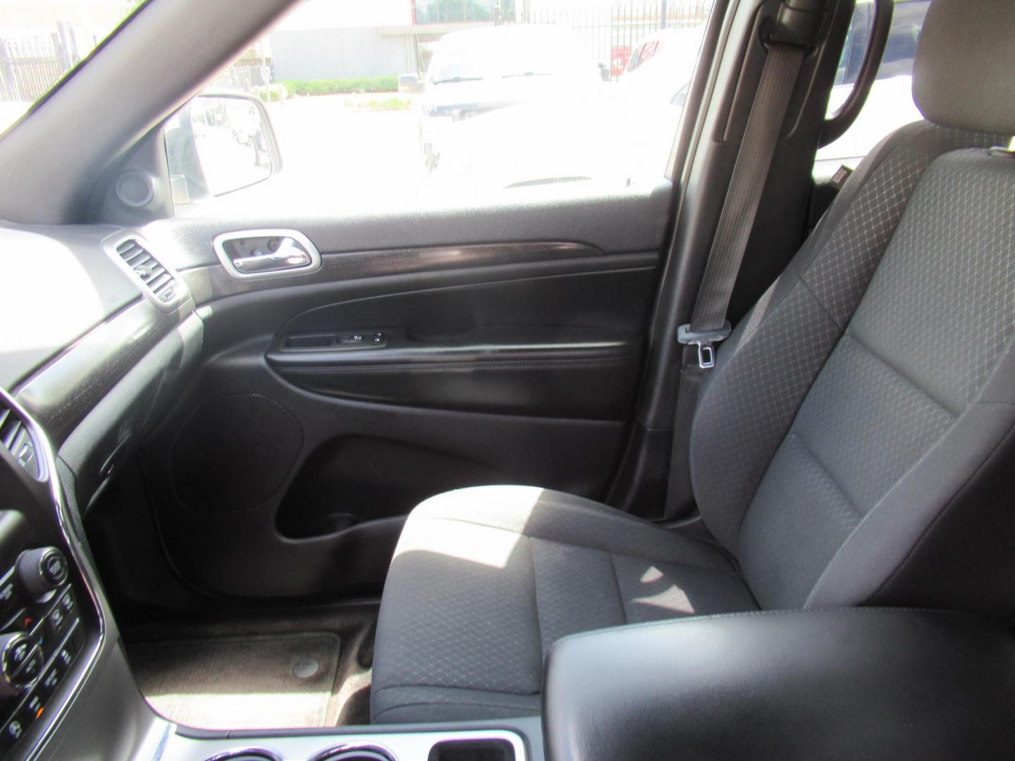 2018 White /Black Jeep Grand Cherokee Laredo 4WD (1C4RJFAG4JC) with an 3.6L V6 DOHC 24V engine, 8A transmission, located at 1511 North Shepherd Dr., Houston, TX, 77008, (281) 657-1221, 29.798361, -95.412560 - 2018 Jeep Grand Cherokee Laredo 136,281 mi VIN: 1C4RJFAG4JC179579 Vehicle Details - Photo#5