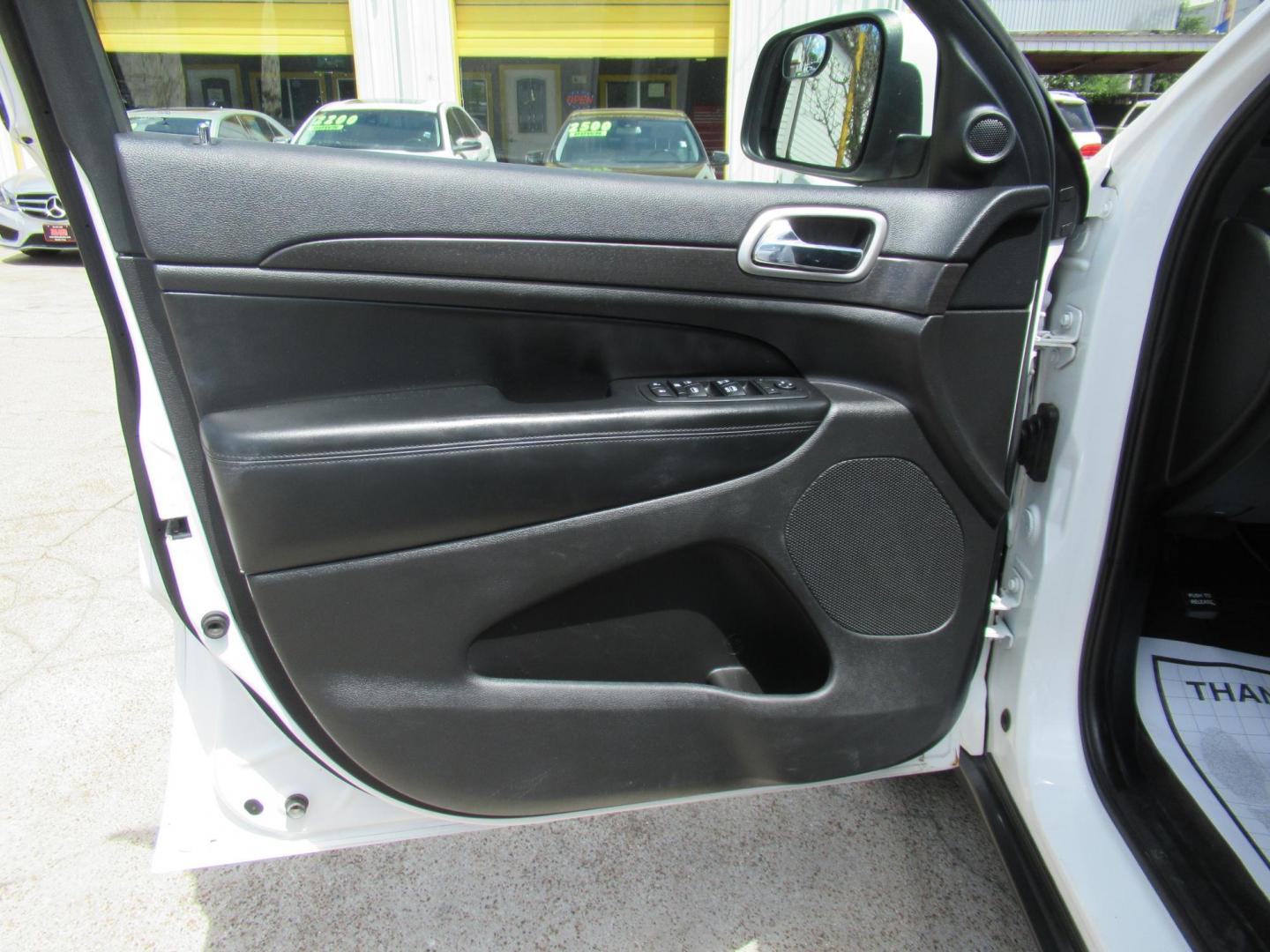 2018 White /Black Jeep Grand Cherokee Laredo 4WD (1C4RJFAG4JC) with an 3.6L V6 DOHC 24V engine, 8A transmission, located at 1511 North Shepherd Dr., Houston, TX, 77008, (281) 657-1221, 29.798361, -95.412560 - 2018 Jeep Grand Cherokee Laredo 136,281 mi VIN: 1C4RJFAG4JC179579 Vehicle Details - Photo#6