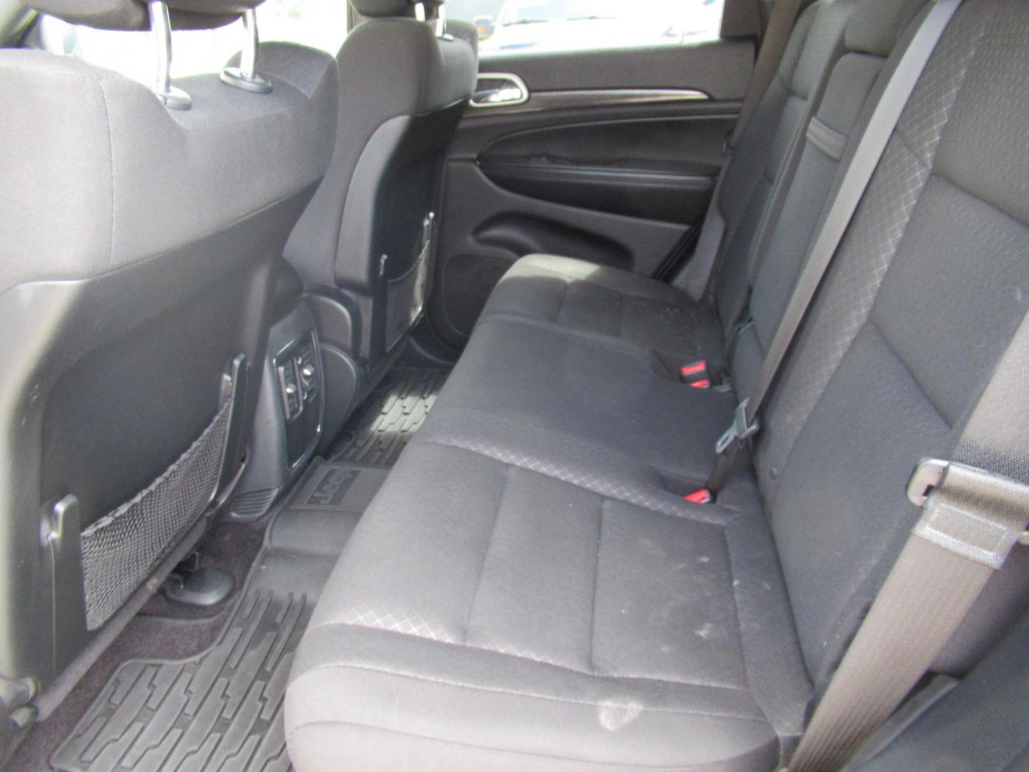 2018 White /Black Jeep Grand Cherokee Laredo 4WD (1C4RJFAG4JC) with an 3.6L V6 DOHC 24V engine, 8A transmission, located at 1511 North Shepherd Dr., Houston, TX, 77008, (281) 657-1221, 29.798361, -95.412560 - 2018 Jeep Grand Cherokee Laredo 136,281 mi VIN: 1C4RJFAG4JC179579 Vehicle Details - Photo#7