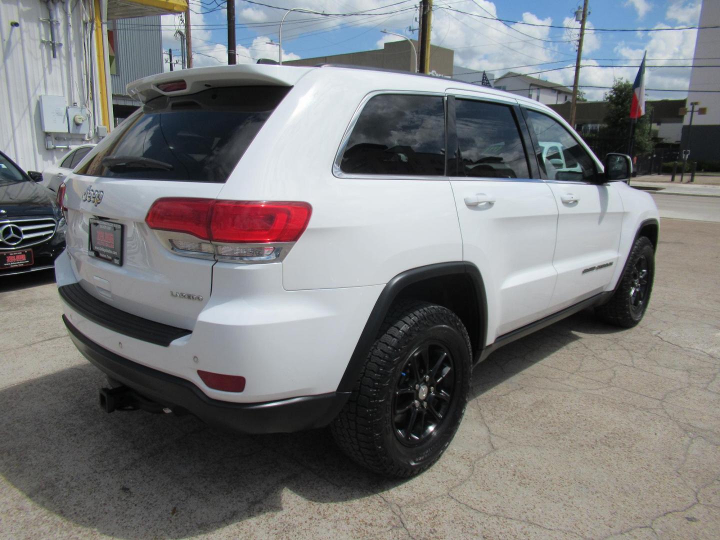 2018 White /Black Jeep Grand Cherokee Laredo 4WD (1C4RJFAG4JC) with an 3.6L V6 DOHC 24V engine, 8A transmission, located at 1511 North Shepherd Dr., Houston, TX, 77008, (281) 657-1221, 29.798361, -95.412560 - 2018 Jeep Grand Cherokee Laredo 136,281 mi VIN: 1C4RJFAG4JC179579 Vehicle Details - Photo#13