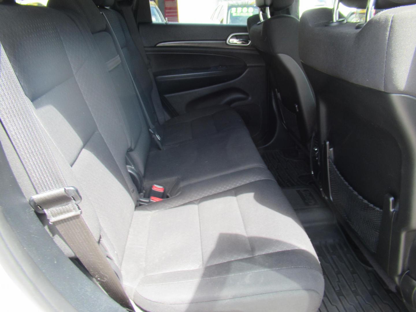 2018 White /Black Jeep Grand Cherokee Laredo 4WD (1C4RJFAG4JC) with an 3.6L V6 DOHC 24V engine, 8A transmission, located at 1511 North Shepherd Dr., Houston, TX, 77008, (281) 657-1221, 29.798361, -95.412560 - 2018 Jeep Grand Cherokee Laredo 136,281 mi VIN: 1C4RJFAG4JC179579 Vehicle Details - Photo#14
