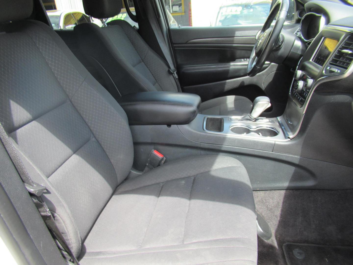 2018 White /Black Jeep Grand Cherokee Laredo 4WD (1C4RJFAG4JC) with an 3.6L V6 DOHC 24V engine, 8A transmission, located at 1511 North Shepherd Dr., Houston, TX, 77008, (281) 657-1221, 29.798361, -95.412560 - 2018 Jeep Grand Cherokee Laredo 136,281 mi VIN: 1C4RJFAG4JC179579 Vehicle Details - Photo#16