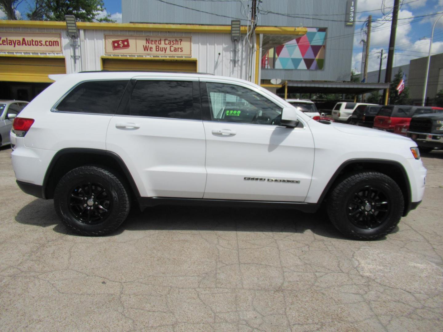 2018 White /Black Jeep Grand Cherokee Laredo 4WD (1C4RJFAG4JC) with an 3.6L V6 DOHC 24V engine, 8A transmission, located at 1511 North Shepherd Dr., Houston, TX, 77008, (281) 657-1221, 29.798361, -95.412560 - 2018 Jeep Grand Cherokee Laredo 136,281 mi VIN: 1C4RJFAG4JC179579 Vehicle Details - Photo#0