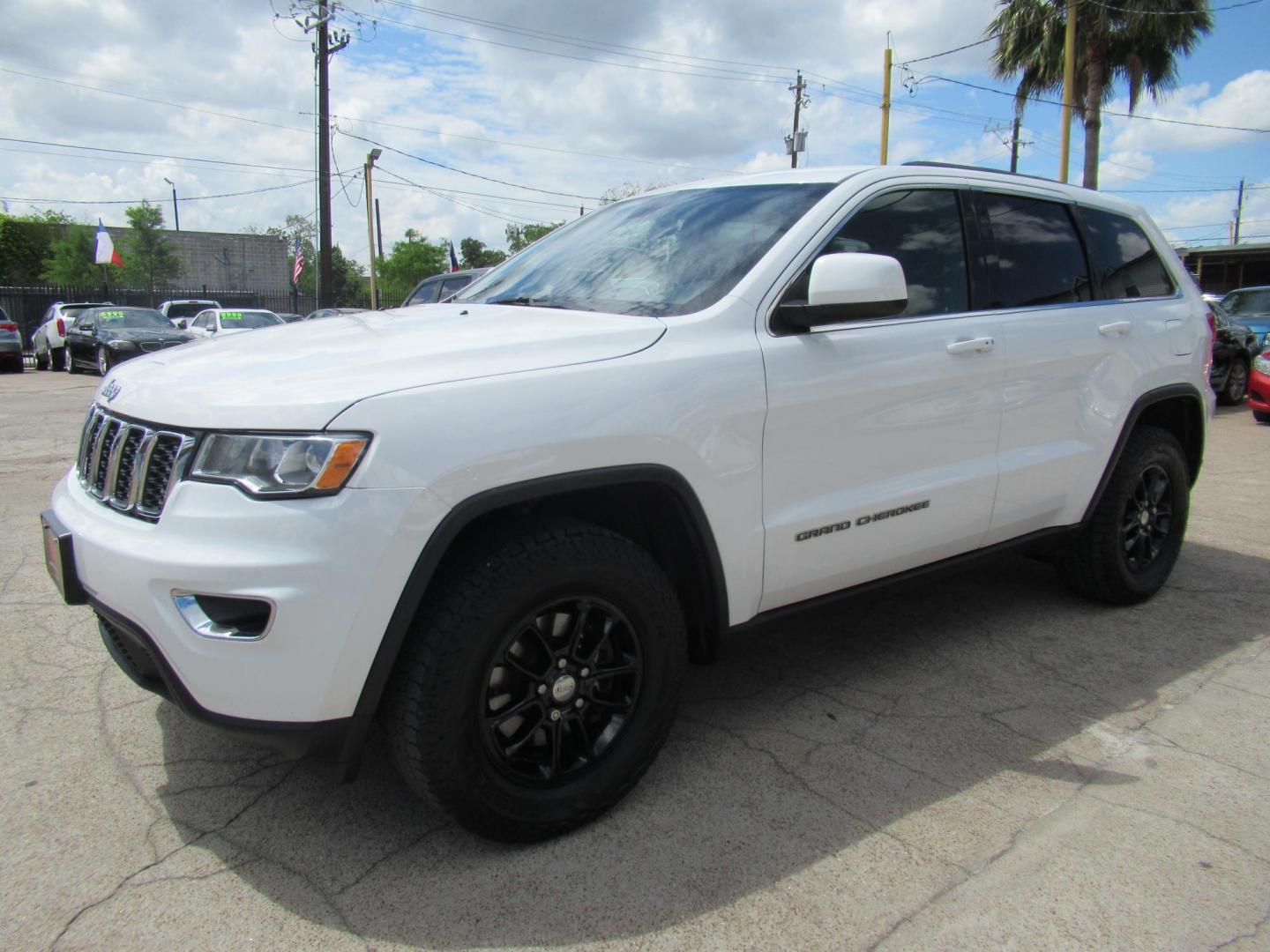 2018 White /Black Jeep Grand Cherokee Laredo 4WD (1C4RJFAG4JC) with an 3.6L V6 DOHC 24V engine, 8A transmission, located at 1511 North Shepherd Dr., Houston, TX, 77008, (281) 657-1221, 29.798361, -95.412560 - 2018 Jeep Grand Cherokee Laredo 136,281 mi VIN: 1C4RJFAG4JC179579 Vehicle Details - Photo#20