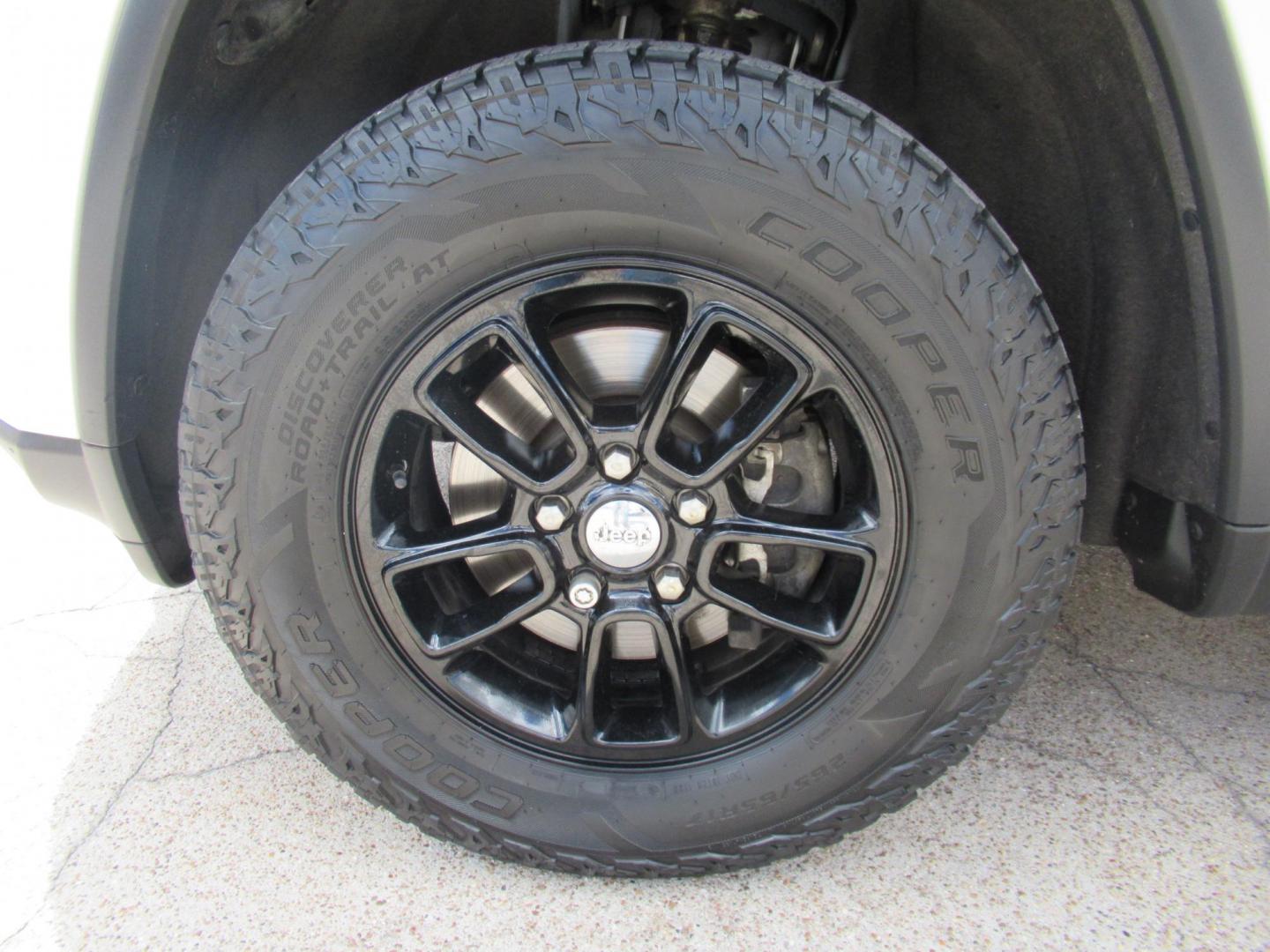 2018 White /Black Jeep Grand Cherokee Laredo 4WD (1C4RJFAG4JC) with an 3.6L V6 DOHC 24V engine, 8A transmission, located at 1511 North Shepherd Dr., Houston, TX, 77008, (281) 657-1221, 29.798361, -95.412560 - 2018 Jeep Grand Cherokee Laredo 136,281 mi VIN: 1C4RJFAG4JC179579 Vehicle Details - Photo#21