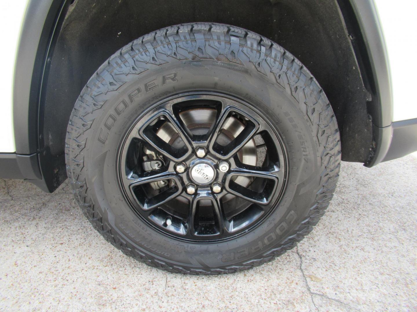 2018 White /Black Jeep Grand Cherokee Laredo 4WD (1C4RJFAG4JC) with an 3.6L V6 DOHC 24V engine, 8A transmission, located at 1511 North Shepherd Dr., Houston, TX, 77008, (281) 657-1221, 29.798361, -95.412560 - 2018 Jeep Grand Cherokee Laredo 136,281 mi VIN: 1C4RJFAG4JC179579 Vehicle Details - Photo#22