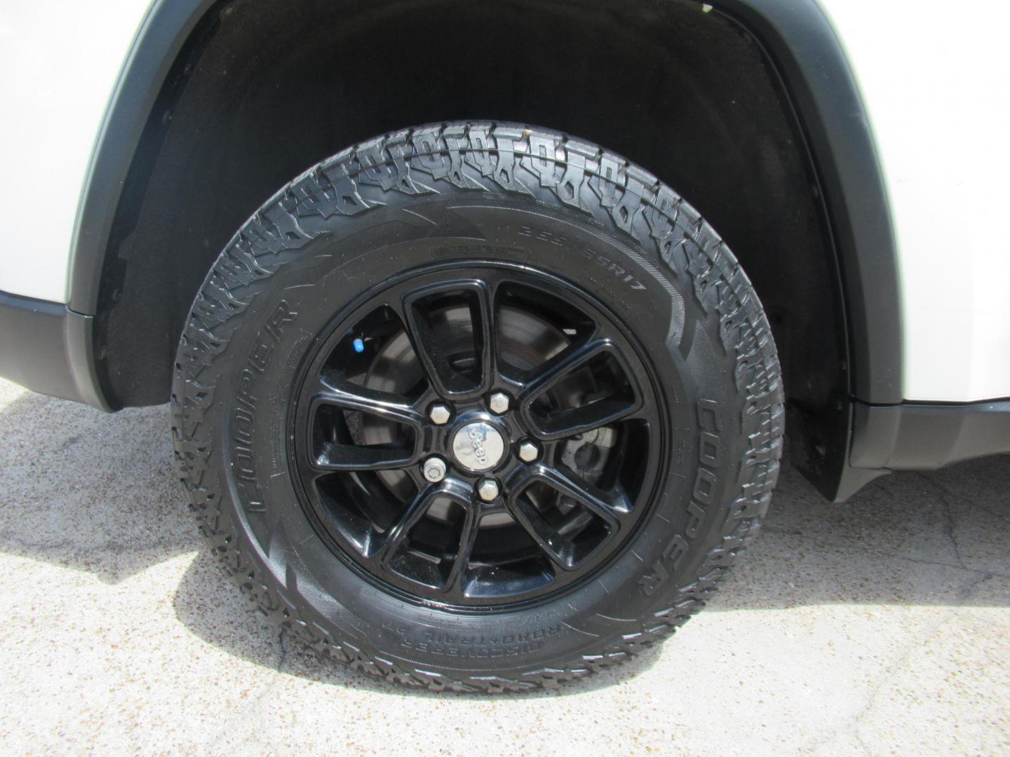 2018 White /Black Jeep Grand Cherokee Laredo 4WD (1C4RJFAG4JC) with an 3.6L V6 DOHC 24V engine, 8A transmission, located at 1511 North Shepherd Dr., Houston, TX, 77008, (281) 657-1221, 29.798361, -95.412560 - 2018 Jeep Grand Cherokee Laredo 136,281 mi VIN: 1C4RJFAG4JC179579 Vehicle Details - Photo#23