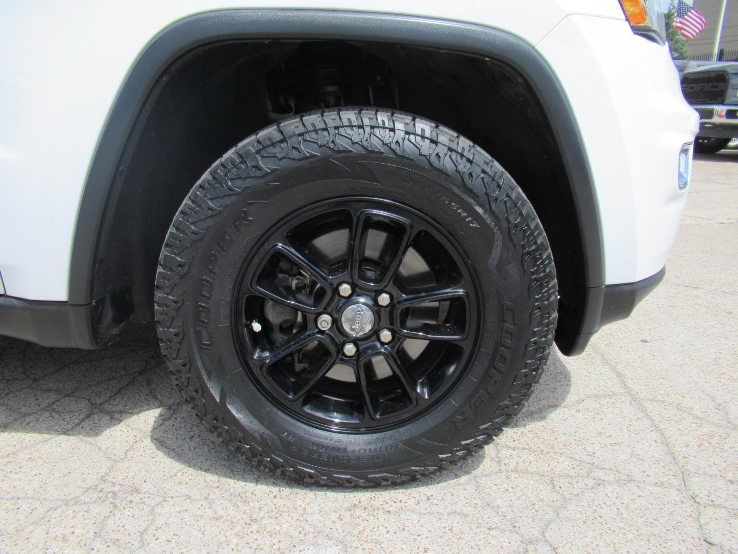 2018 White /Black Jeep Grand Cherokee Laredo 4WD (1C4RJFAG4JC) with an 3.6L V6 DOHC 24V engine, 8A transmission, located at 1511 North Shepherd Dr., Houston, TX, 77008, (281) 657-1221, 29.798361, -95.412560 - 2018 Jeep Grand Cherokee Laredo 136,281 mi VIN: 1C4RJFAG4JC179579 Vehicle Details - Photo#24
