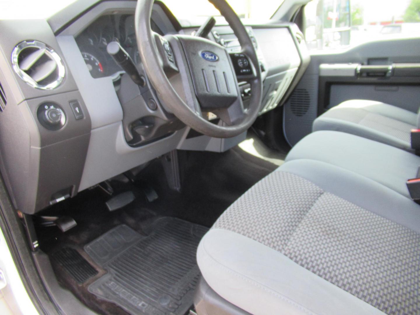 2015 White /Gray Ford F-250 SD XLT SuperCab Long Bed 4WD (1FT7X2B69FE) with an 6.2L V8 OHV 16V engine, Automatic transmission, located at 1511 North Shepherd Dr., Houston, TX, 77008, (281) 657-1221, 29.798361, -95.412560 - 2015 Ford F-250 Super Duty XLT 218,902 mi VIN: 1FT7X2B69FEA75606 Vehicle Details 4 Door Extended Cab Pickup 6.2L V8 F SOHC 16V Gasoline Rear wheel drive w/ 4X4 - Photo#3