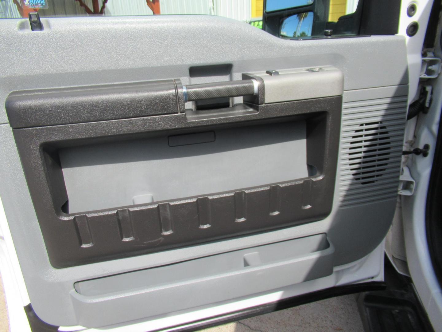 2015 White /Gray Ford F-250 SD XLT SuperCab Long Bed 4WD (1FT7X2B69FE) with an 6.2L V8 OHV 16V engine, Automatic transmission, located at 1511 North Shepherd Dr., Houston, TX, 77008, (281) 657-1221, 29.798361, -95.412560 - 2015 Ford F-250 Super Duty XLT 218,902 mi VIN: 1FT7X2B69FEA75606 Vehicle Details 4 Door Extended Cab Pickup 6.2L V8 F SOHC 16V Gasoline Rear wheel drive w/ 4X4 - Photo#4