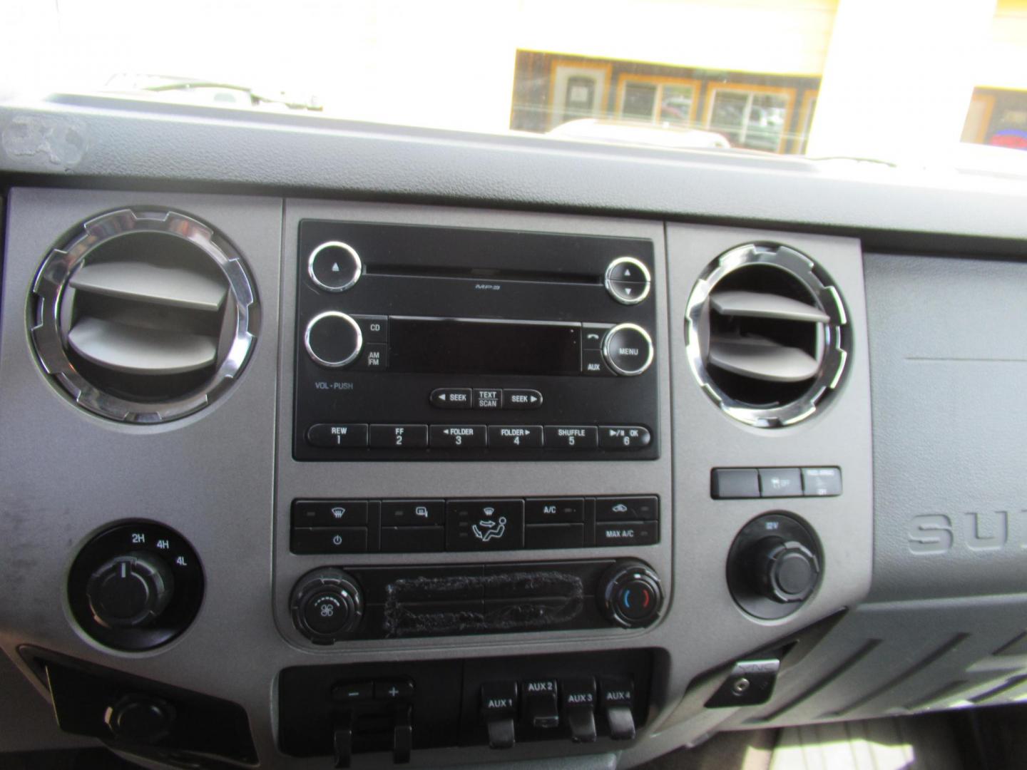 2015 White /Gray Ford F-250 SD XLT SuperCab Long Bed 4WD (1FT7X2B69FE) with an 6.2L V8 OHV 16V engine, Automatic transmission, located at 1511 North Shepherd Dr., Houston, TX, 77008, (281) 657-1221, 29.798361, -95.412560 - 2015 Ford F-250 Super Duty XLT 218,902 mi VIN: 1FT7X2B69FEA75606 Vehicle Details 4 Door Extended Cab Pickup 6.2L V8 F SOHC 16V Gasoline Rear wheel drive w/ 4X4 - Photo#6