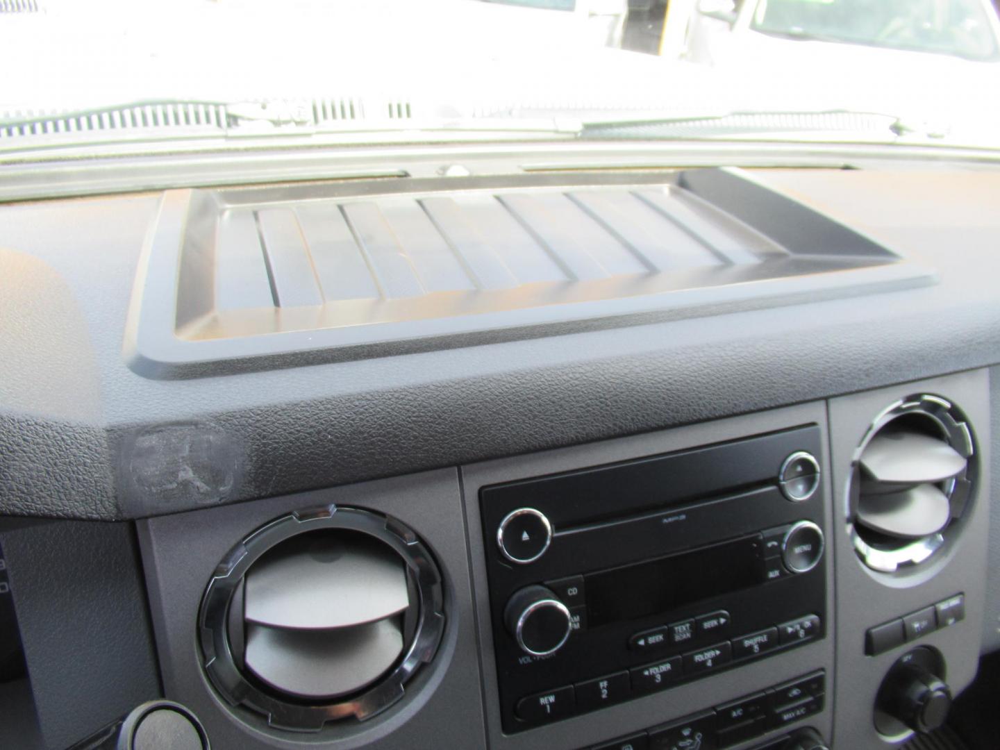 2015 White /Gray Ford F-250 SD XLT SuperCab Long Bed 4WD (1FT7X2B69FE) with an 6.2L V8 OHV 16V engine, Automatic transmission, located at 1511 North Shepherd Dr., Houston, TX, 77008, (281) 657-1221, 29.798361, -95.412560 - 2015 Ford F-250 Super Duty XLT 218,902 mi VIN: 1FT7X2B69FEA75606 Vehicle Details 4 Door Extended Cab Pickup 6.2L V8 F SOHC 16V Gasoline Rear wheel drive w/ 4X4 - Photo#7