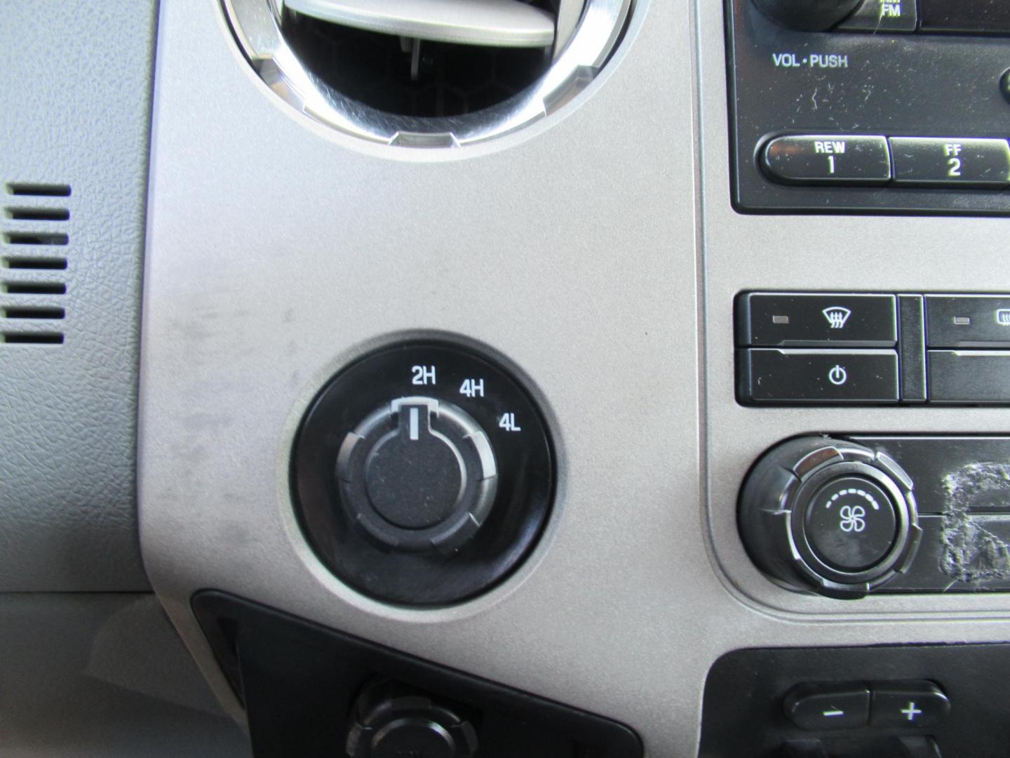 2015 White /Gray Ford F-250 SD XLT SuperCab Long Bed 4WD (1FT7X2B69FE) with an 6.2L V8 OHV 16V engine, Automatic transmission, located at 1511 North Shepherd Dr., Houston, TX, 77008, (281) 657-1221, 29.798361, -95.412560 - 2015 Ford F-250 Super Duty XLT 218,902 mi VIN: 1FT7X2B69FEA75606 Vehicle Details 4 Door Extended Cab Pickup 6.2L V8 F SOHC 16V Gasoline Rear wheel drive w/ 4X4 - Photo#20