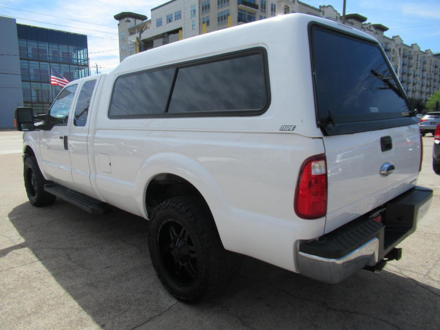 2015 White /Gray Ford F-250 SD XLT SuperCab Long Bed 4WD (1FT7X2B69FE) with an 6.2L V8 OHV 16V engine, Automatic transmission, located at 1511 North Shepherd Dr., Houston, TX, 77008, (281) 657-1221, 29.798361, -95.412560 - 2015 Ford F-250 Super Duty XLT 218,902 mi VIN: 1FT7X2B69FEA75606 Vehicle Details 4 Door Extended Cab Pickup 6.2L V8 F SOHC 16V Gasoline Rear wheel drive w/ 4X4 - Photo#26