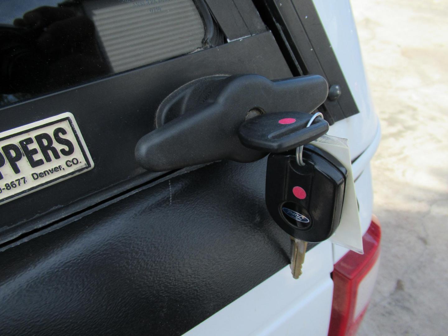 2015 White /Gray Ford F-250 SD XLT SuperCab Long Bed 4WD (1FT7X2B69FE) with an 6.2L V8 OHV 16V engine, Automatic transmission, located at 1511 North Shepherd Dr., Houston, TX, 77008, (281) 657-1221, 29.798361, -95.412560 - 2015 Ford F-250 Super Duty XLT 218,902 mi VIN: 1FT7X2B69FEA75606 Vehicle Details 4 Door Extended Cab Pickup 6.2L V8 F SOHC 16V Gasoline Rear wheel drive w/ 4X4 - Photo#44