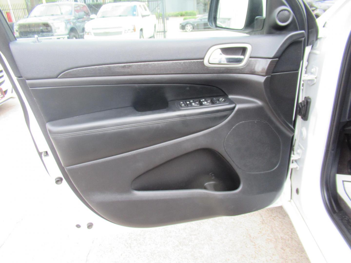 2018 White /Black Jeep Grand Cherokee Laredo 2WD (1C4RJEAG2JC) with an 3.6L V6 DOHC 24V engine, 8A transmission, located at 1511 North Shepherd Dr., Houston, TX, 77008, (281) 657-1221, 29.798361, -95.412560 - 2018 Jeep Grand Cherokee Altitude 157,176 mi VIN: 1C4RJEAG2JC208474 Vehicle Details 4 Door Wagon/Sport Utility 3.6L V6 F DOHC 24V Gasoline Rear wheel drive - Photo#3