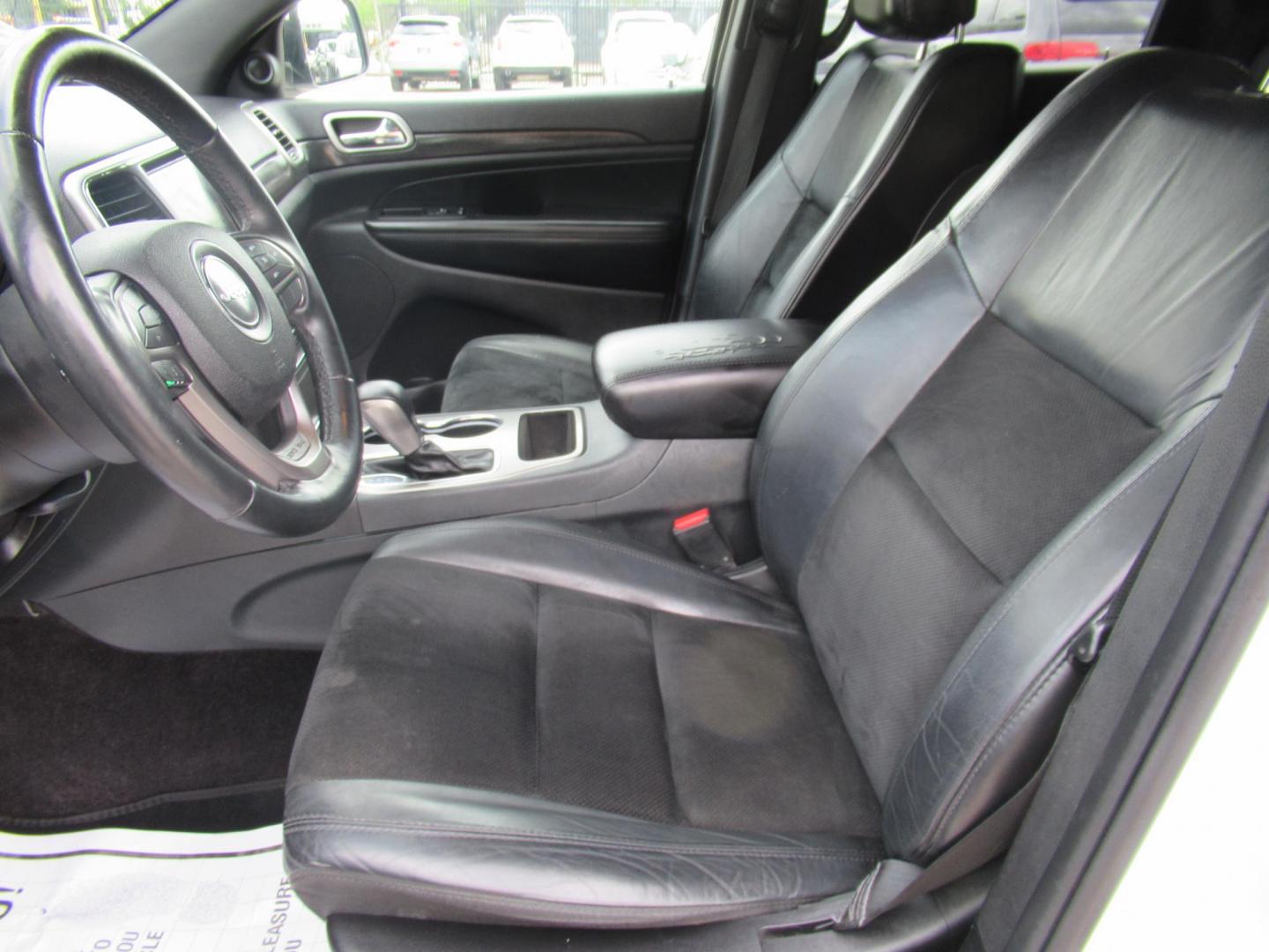 2018 White /Black Jeep Grand Cherokee Laredo 2WD (1C4RJEAG2JC) with an 3.6L V6 DOHC 24V engine, 8A transmission, located at 1511 North Shepherd Dr., Houston, TX, 77008, (281) 657-1221, 29.798361, -95.412560 - 2018 Jeep Grand Cherokee Altitude 157,176 mi VIN: 1C4RJEAG2JC208474 Vehicle Details 4 Door Wagon/Sport Utility 3.6L V6 F DOHC 24V Gasoline Rear wheel drive - Photo#4