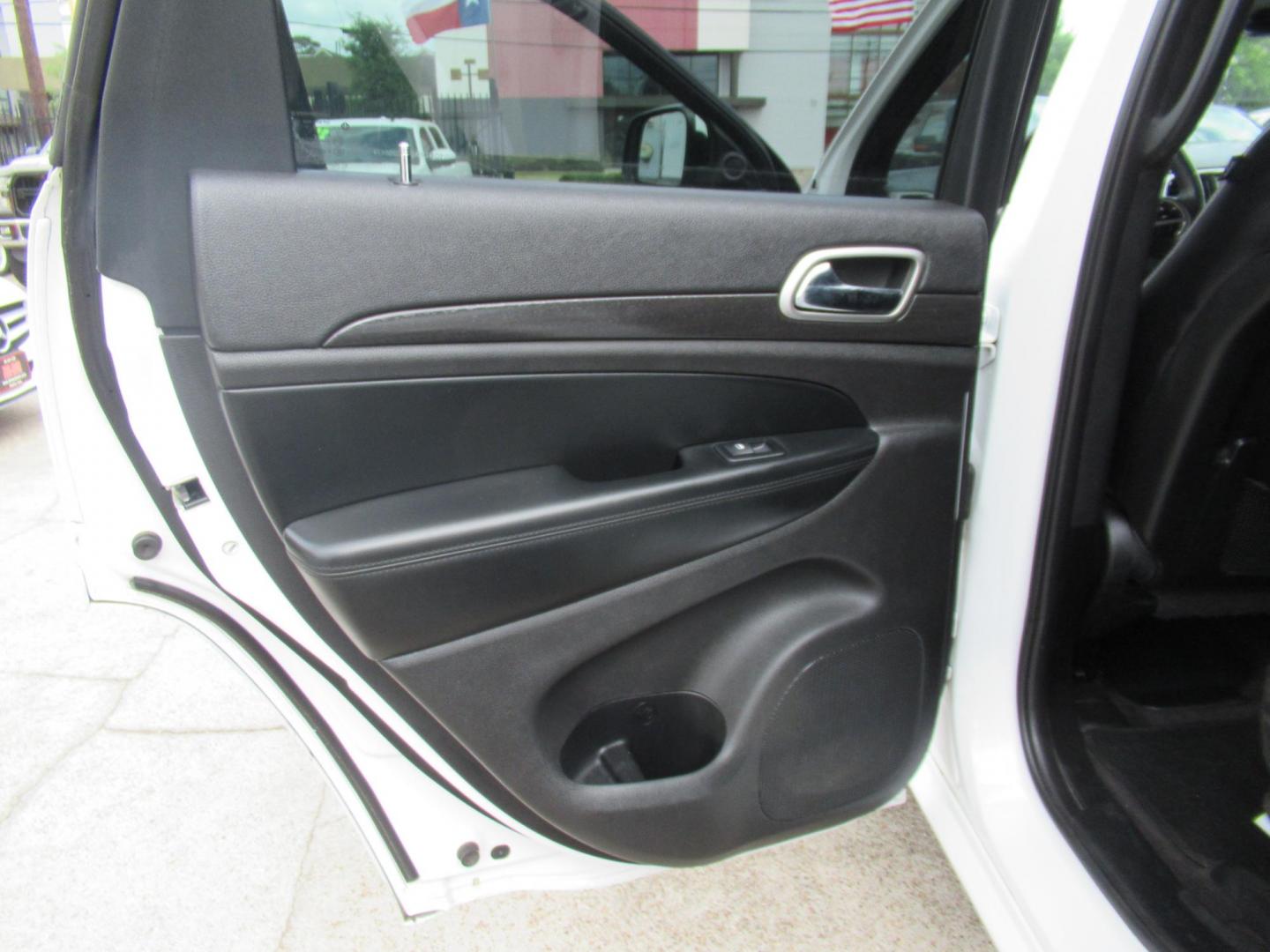 2018 White /Black Jeep Grand Cherokee Laredo 2WD (1C4RJEAG2JC) with an 3.6L V6 DOHC 24V engine, 8A transmission, located at 1511 North Shepherd Dr., Houston, TX, 77008, (281) 657-1221, 29.798361, -95.412560 - 2018 Jeep Grand Cherokee Altitude 157,176 mi VIN: 1C4RJEAG2JC208474 Vehicle Details 4 Door Wagon/Sport Utility 3.6L V6 F DOHC 24V Gasoline Rear wheel drive - Photo#6