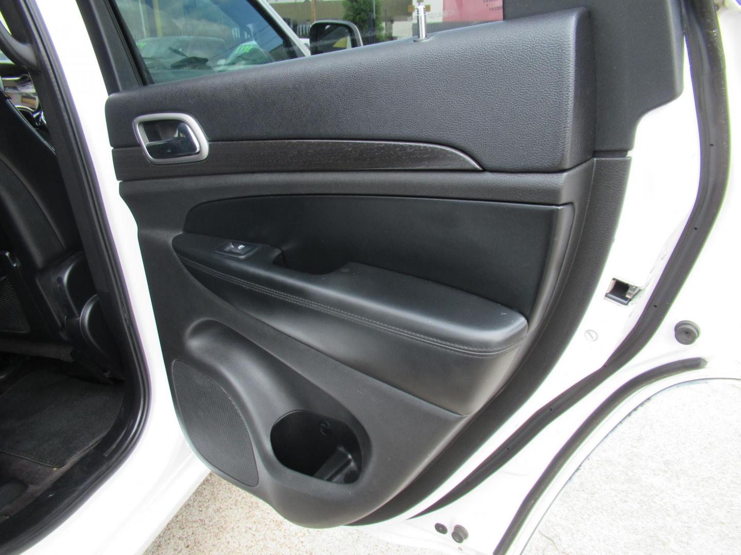 2018 White /Black Jeep Grand Cherokee Laredo 2WD (1C4RJEAG2JC) with an 3.6L V6 DOHC 24V engine, 8A transmission, located at 1511 North Shepherd Dr., Houston, TX, 77008, (281) 657-1221, 29.798361, -95.412560 - 2018 Jeep Grand Cherokee Altitude 157,176 mi VIN: 1C4RJEAG2JC208474 Vehicle Details 4 Door Wagon/Sport Utility 3.6L V6 F DOHC 24V Gasoline Rear wheel drive - Photo#9