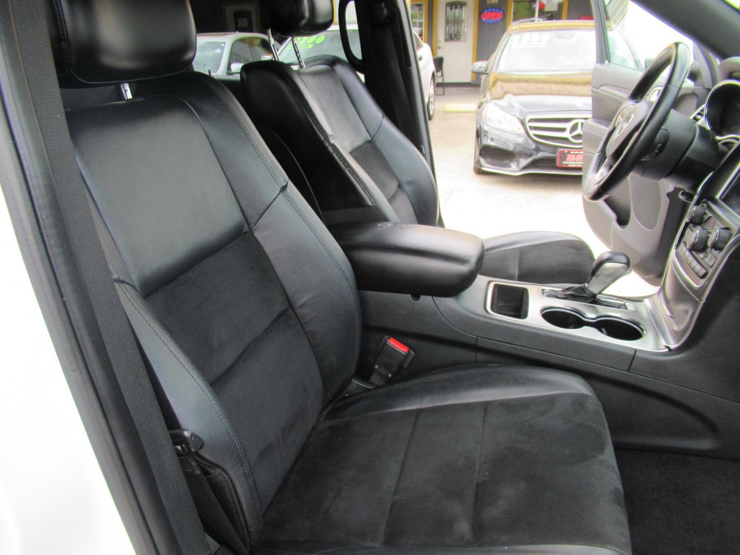 2018 White /Black Jeep Grand Cherokee Laredo 2WD (1C4RJEAG2JC) with an 3.6L V6 DOHC 24V engine, 8A transmission, located at 1511 North Shepherd Dr., Houston, TX, 77008, (281) 657-1221, 29.798361, -95.412560 - 2018 Jeep Grand Cherokee Altitude 157,176 mi VIN: 1C4RJEAG2JC208474 Vehicle Details 4 Door Wagon/Sport Utility 3.6L V6 F DOHC 24V Gasoline Rear wheel drive - Photo#11