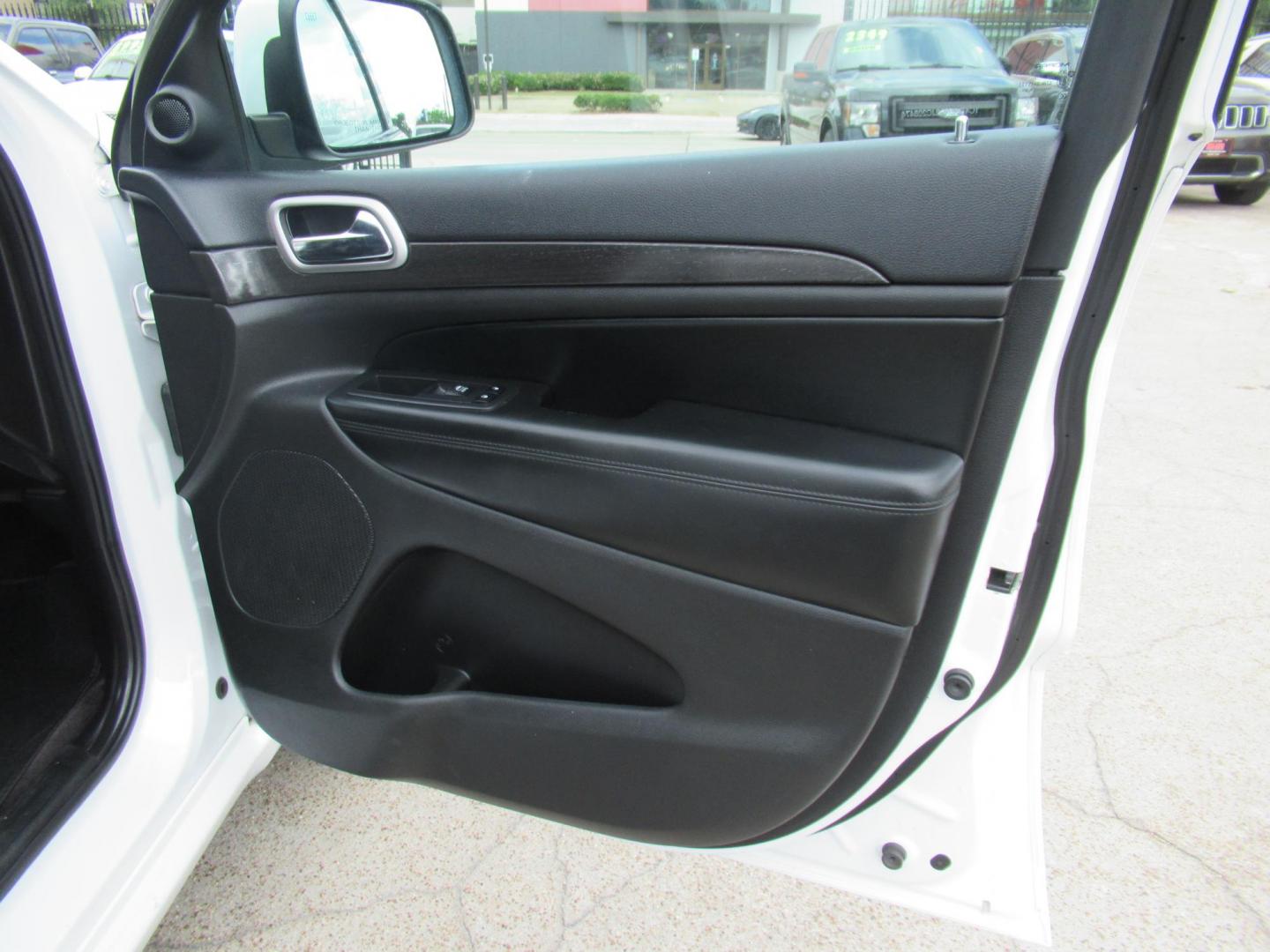 2018 White /Black Jeep Grand Cherokee Laredo 2WD (1C4RJEAG2JC) with an 3.6L V6 DOHC 24V engine, 8A transmission, located at 1511 North Shepherd Dr., Houston, TX, 77008, (281) 657-1221, 29.798361, -95.412560 - 2018 Jeep Grand Cherokee Altitude 157,176 mi VIN: 1C4RJEAG2JC208474 Vehicle Details 4 Door Wagon/Sport Utility 3.6L V6 F DOHC 24V Gasoline Rear wheel drive - Photo#12