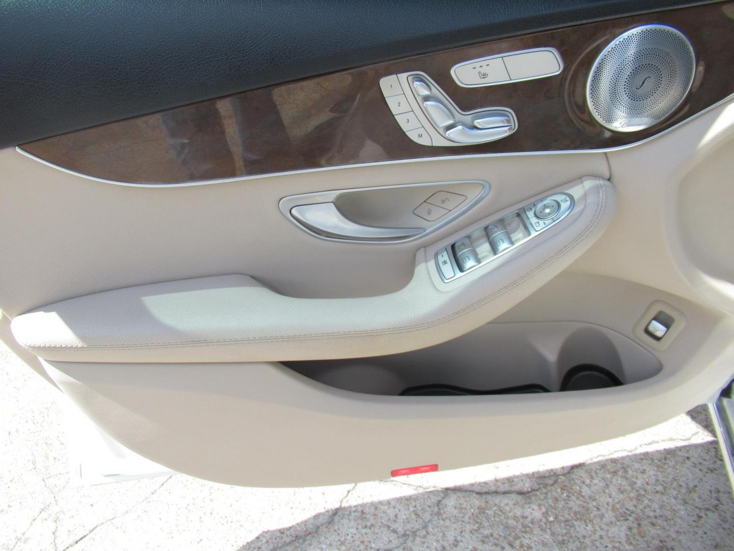 2017 White /Tan Mercedes-Benz C-Class C300 Sedan (55SWF4JB0HU) with an 2.0L L4 DOHC 16V engine, 7A transmission, located at 1511 North Shepherd Dr., Houston, TX, 77008, (281) 657-1221, 29.798361, -95.412560 - 2017 Mercedes-Benz C-Class C 300 115,078 mi VIN: 55SWF4JB0HU207967 Vehicle Details Sedan 4 DR 2.0L I4 F DOHC 16V Gasoline Rear wheel drive - Photo#6