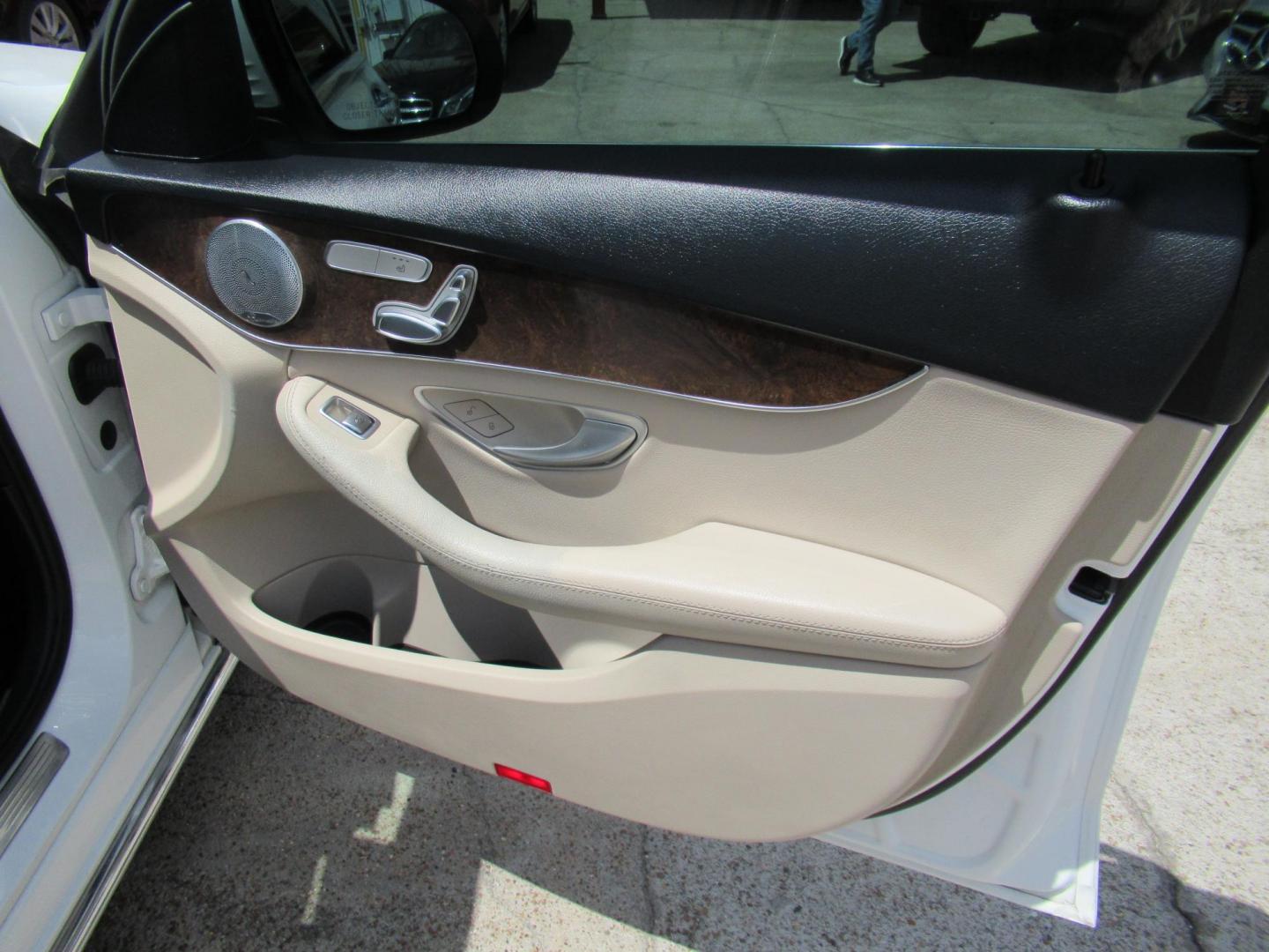 2017 White /Tan Mercedes-Benz C-Class C300 Sedan (55SWF4JB0HU) with an 2.0L L4 DOHC 16V engine, 7A transmission, located at 1511 North Shepherd Dr., Houston, TX, 77008, (281) 657-1221, 29.798361, -95.412560 - 2017 Mercedes-Benz C-Class C 300 115,078 mi VIN: 55SWF4JB0HU207967 Vehicle Details Sedan 4 DR 2.0L I4 F DOHC 16V Gasoline Rear wheel drive - Photo#17