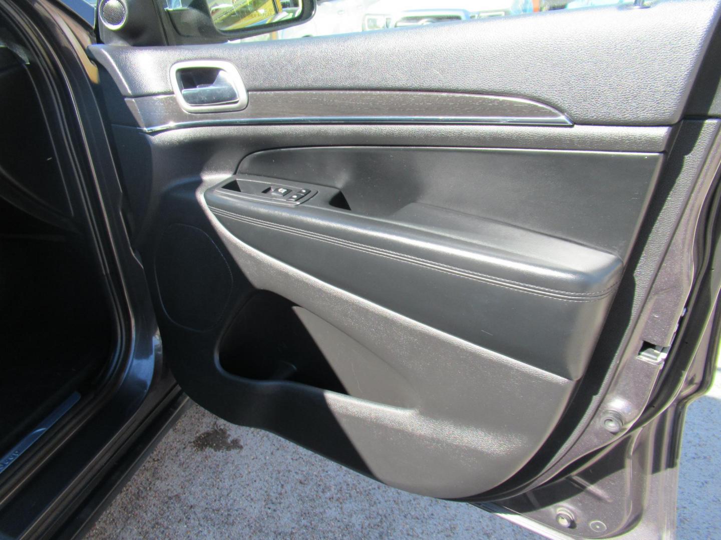 2018 Gray /Black Jeep Grand Cherokee Limited 2WD (1C4RJEBG1JC) with an 3.6L V6 DOHC 24V engine, 8A transmission, located at 1511 North Shepherd Dr., Houston, TX, 77008, (281) 657-1221, 29.798361, -95.412560 - 2018 Jeep Grand Cherokee Limited 118,144 mi VIN: 1C4RJEBG1JC288624 Original Window Sticker Vehicle Details 4 Door Wagon/Sport Utility 3.6L V6 F DOHC 24V Gasoline Rear wheel drive - Photo#24